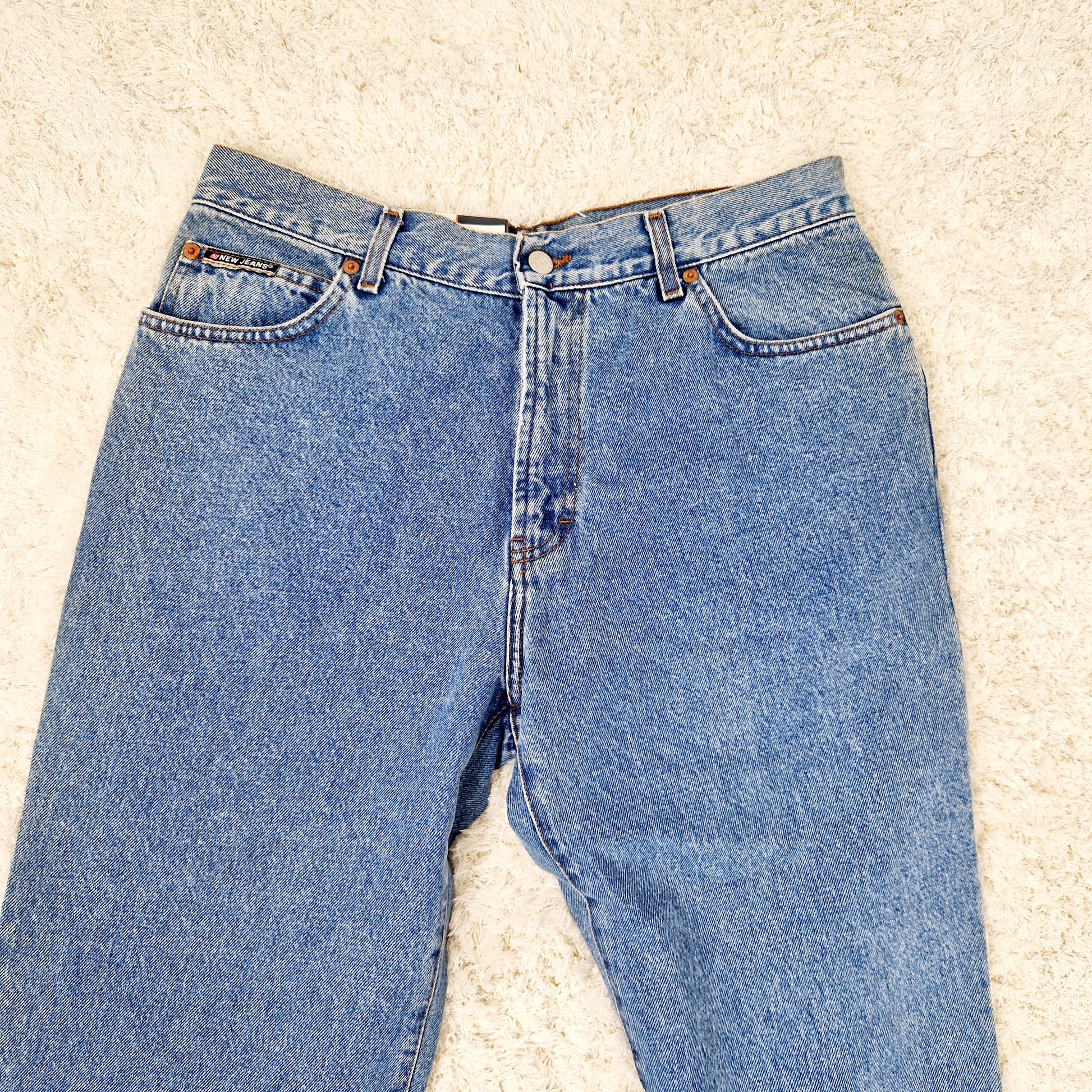 Einzigartige und nachhaltige Vintage Jeans in blau von New Jeans. Unique and sustainable vintage jeans in blue from New Jeans. Close-up.