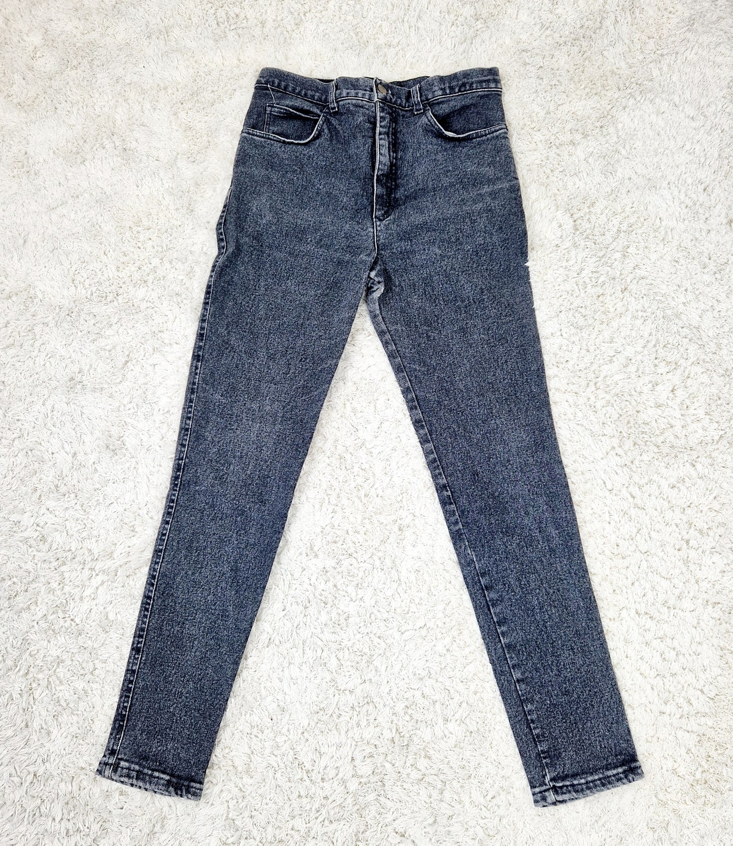 Einzigartige und nachhaltige Vintage Jeans in schwarz von Stefanfel. Unique and sustainable vintage jean in black from Stefanel. Front. 