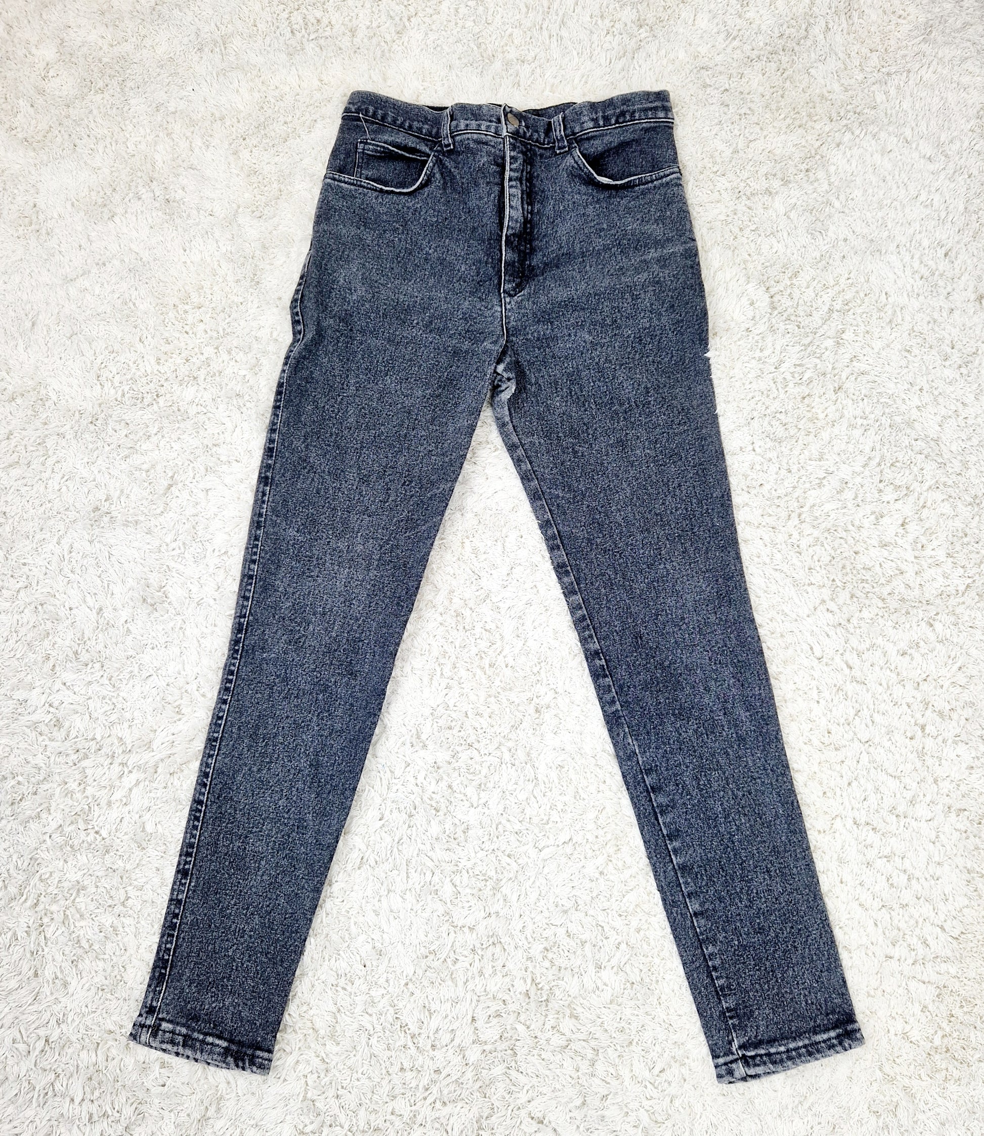 Einzigartige und nachhaltige Vintage Jeans in schwarz von Stefanfel. Unique and sustainable vintage jean in black from Stefanel. Front. 