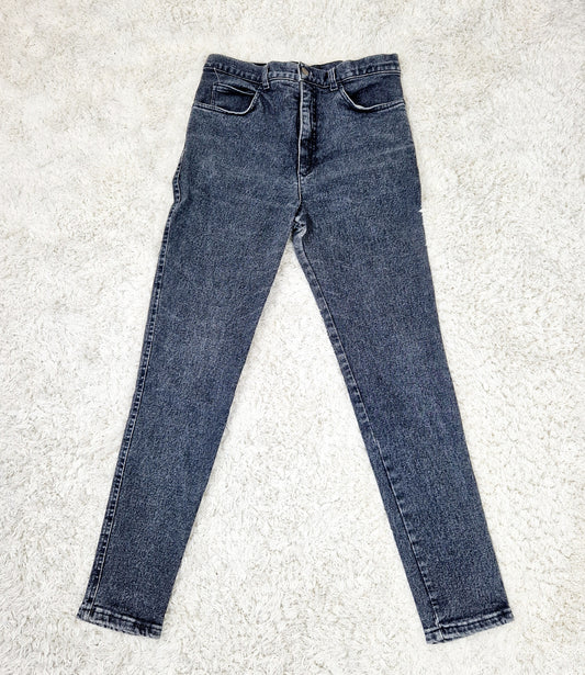 Einzigartige und nachhaltige Vintage Jeans in schwarz von Stefanfel. Unique and sustainable vintage jean in black from Stefanel. Front. 