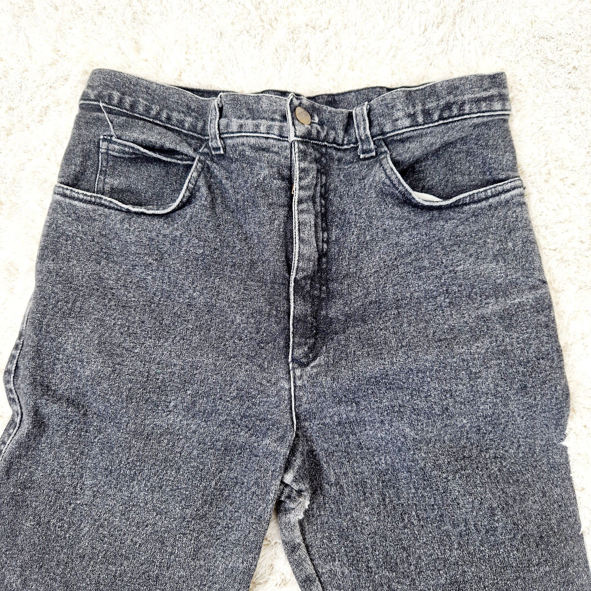 Einzigartige und nachhaltige Vintage Jeans in schwarz von Stefanfel. Unique and sustainable vintage jean in black from Stefanel. Close-up.