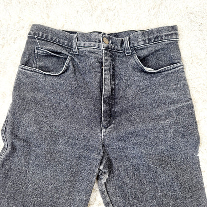 Einzigartige und nachhaltige Vintage Jeans in schwarz von Stefanfel. Unique and sustainable vintage jean in black from Stefanel. Close-up.
