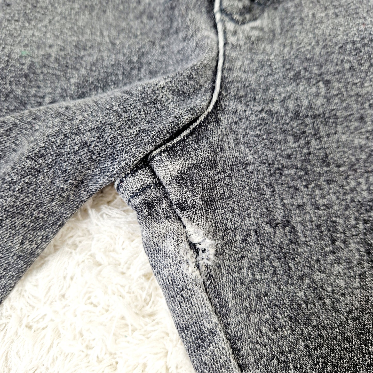 Einzigartige und nachhaltige Vintage Jeans in schwarz von Stefanfel. Unique and sustainable vintage jean in black from Stefanel. Hole.