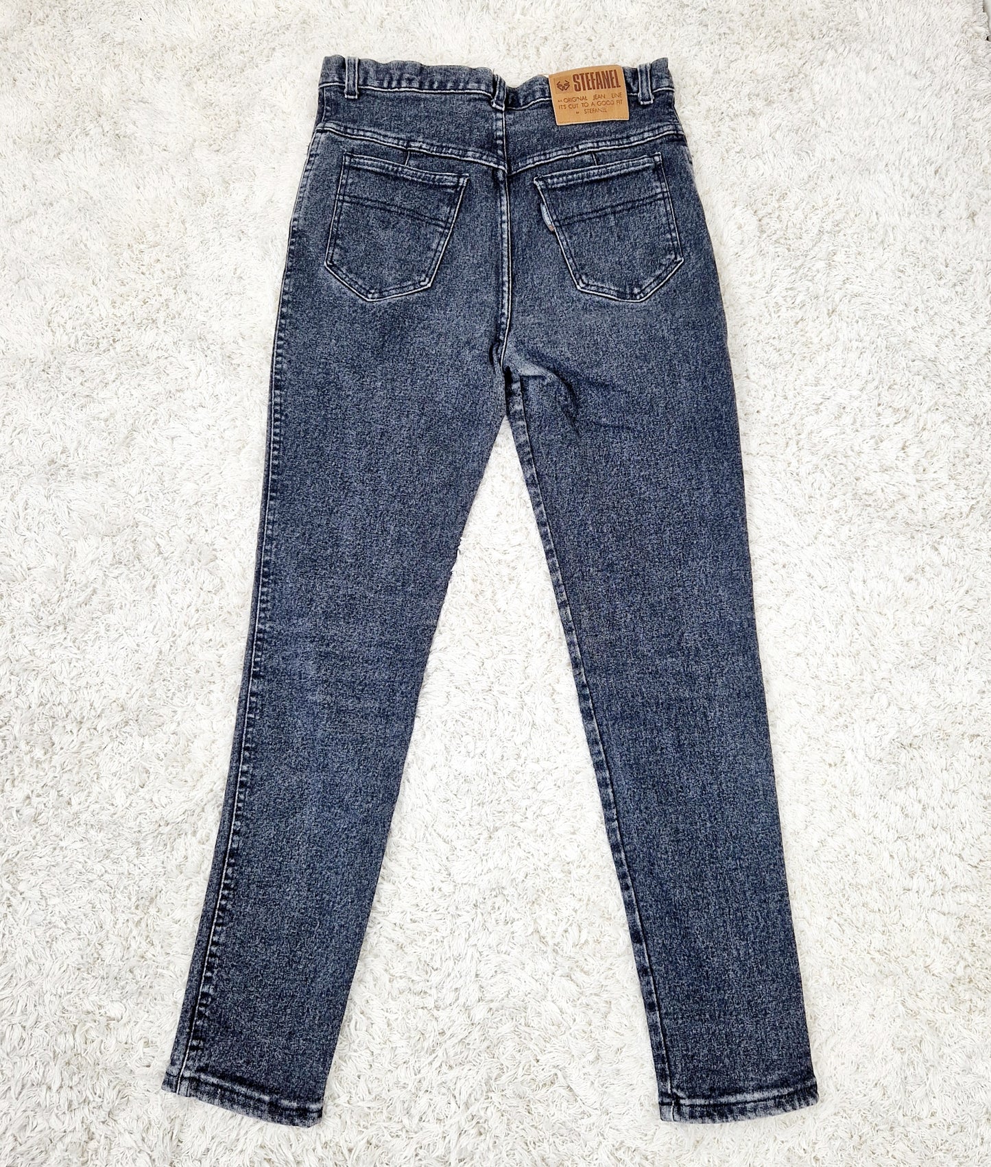 Einzigartige und nachhaltige Vintage Jeans in schwarz von Stefanfel. Unique and sustainable vintage jean in black from Stefanel. Back.