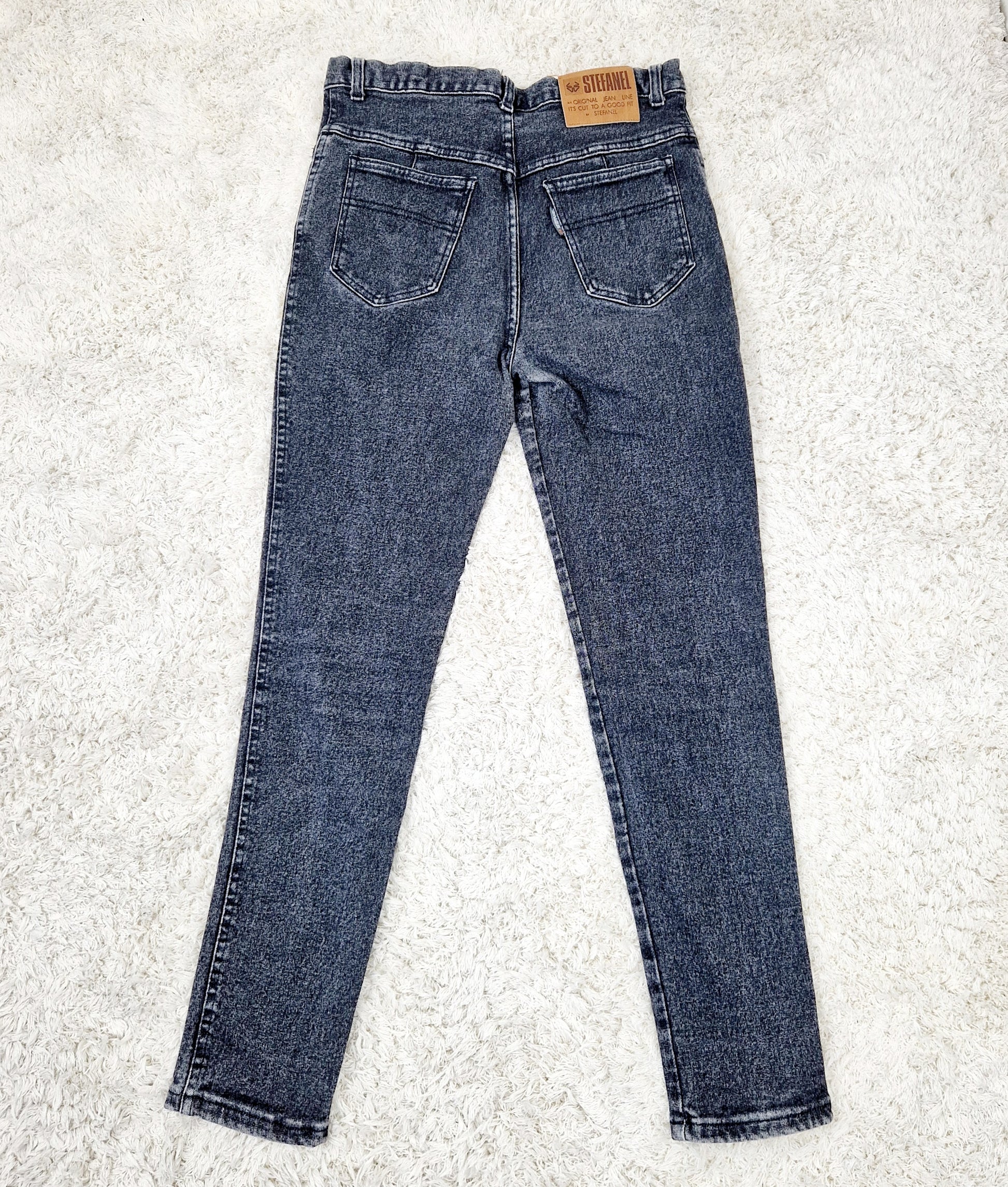 Einzigartige und nachhaltige Vintage Jeans in schwarz von Stefanfel. Unique and sustainable vintage jean in black from Stefanel. Back.
