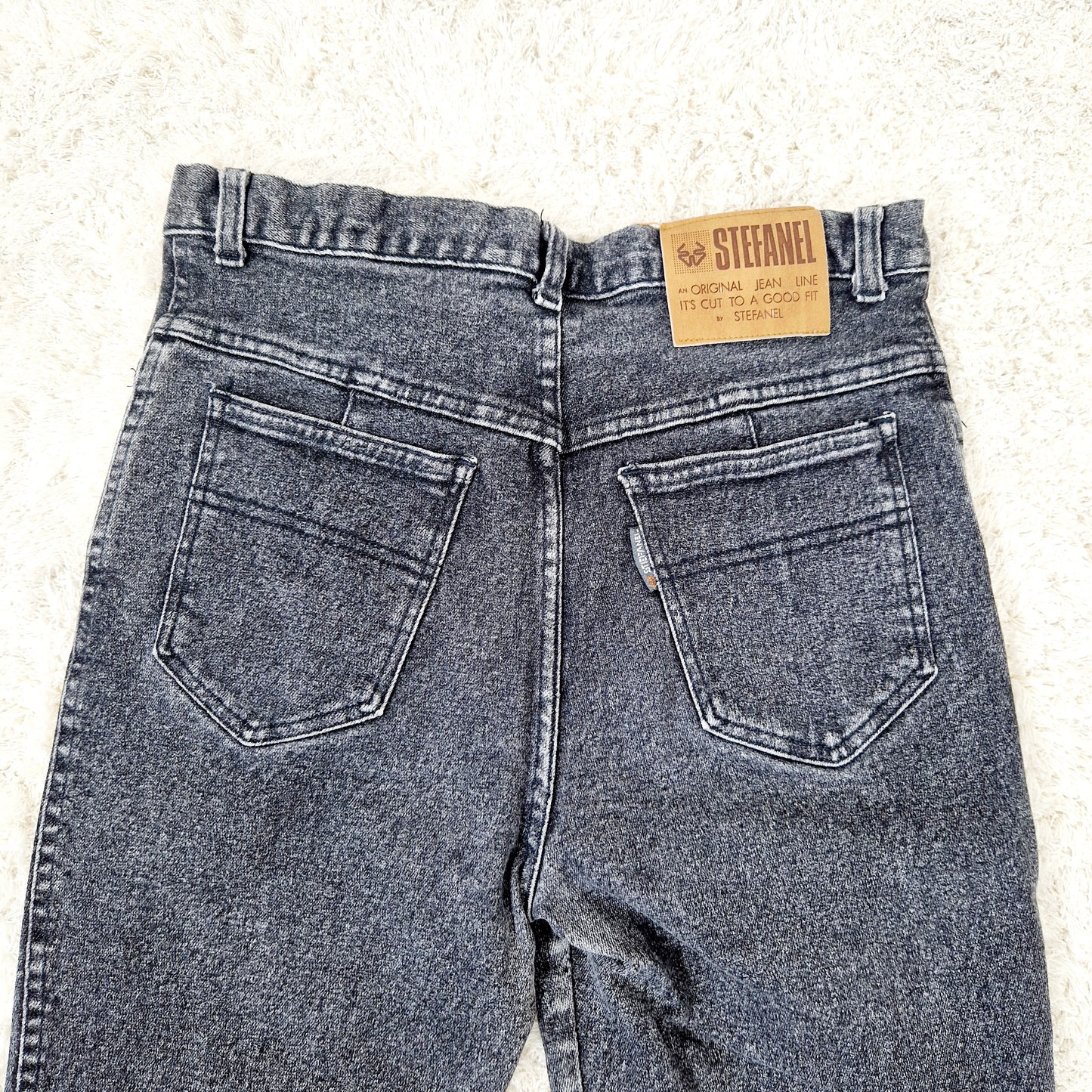 Einzigartige und nachhaltige Vintage Jeans in schwarz von Stefanfel. Unique and sustainable vintage jean in black from Stefanel. Close-up 2.