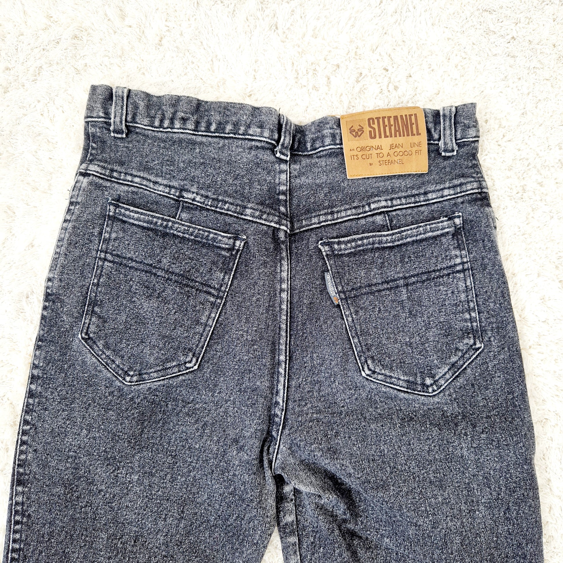 Einzigartige und nachhaltige Vintage Jeans in schwarz von Stefanfel. Unique and sustainable vintage jean in black from Stefanel. Close-up 2.