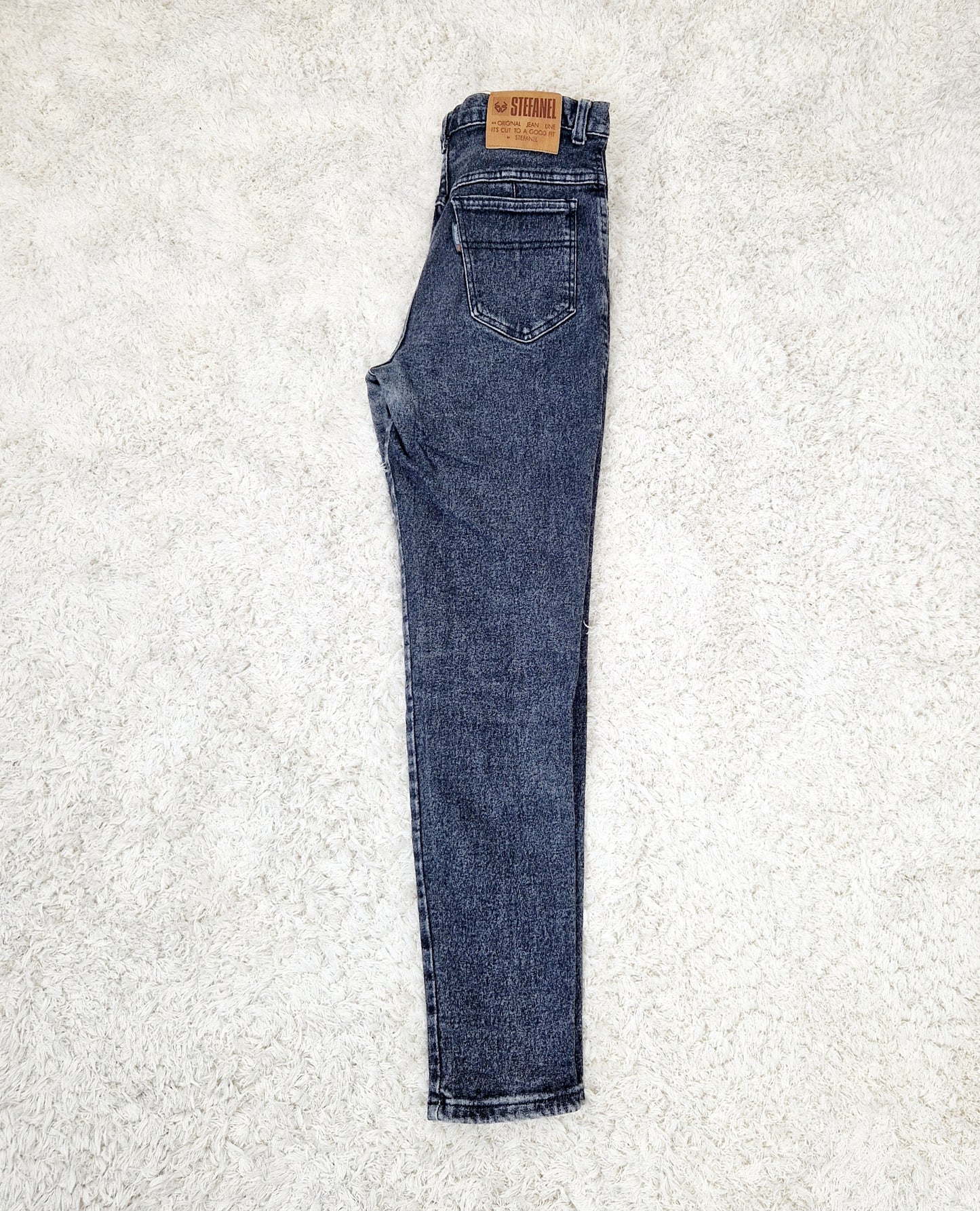 Einzigartige und nachhaltige Vintage Jeans in schwarz von Stefanfel. Unique and sustainable vintage jean in black from Stefanel. Side.