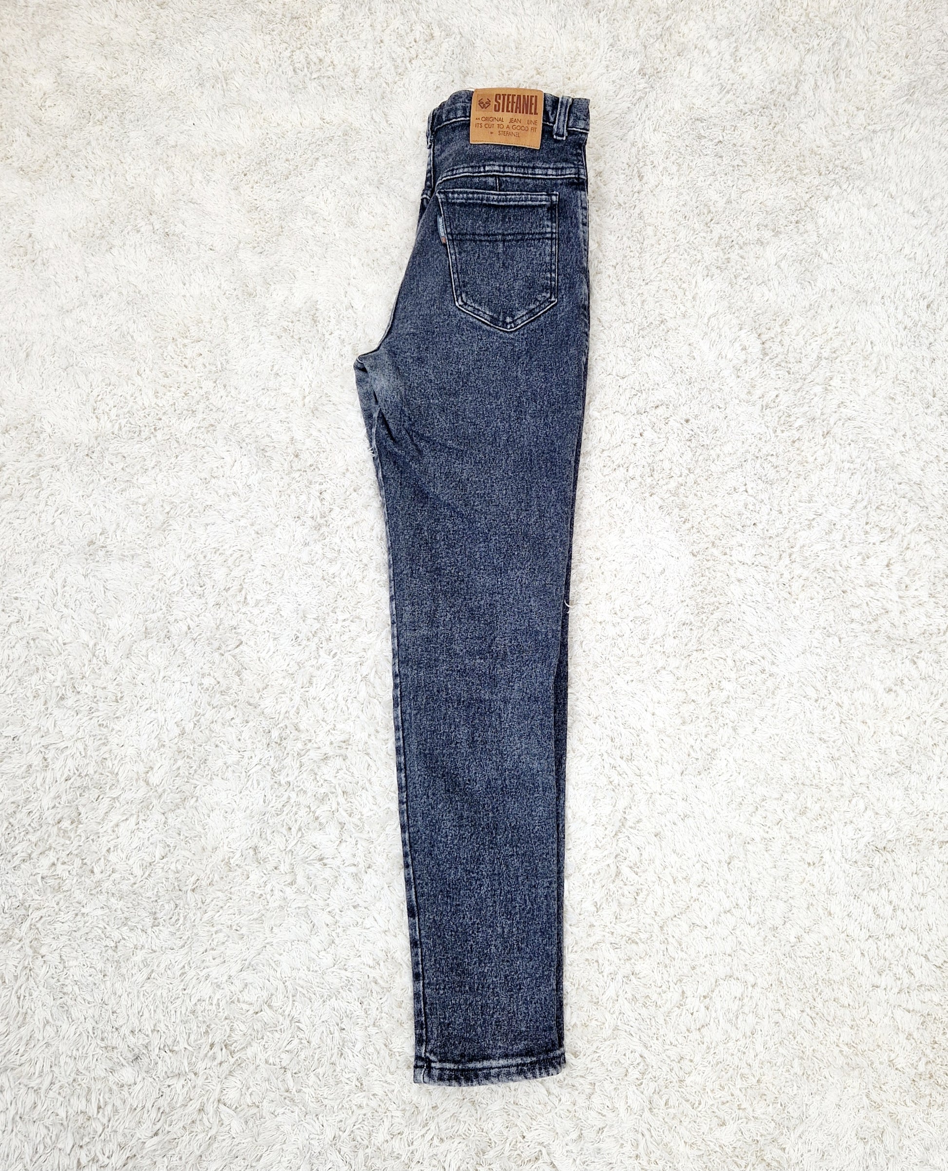 Einzigartige und nachhaltige Vintage Jeans in schwarz von Stefanfel. Unique and sustainable vintage jean in black from Stefanel. Side.