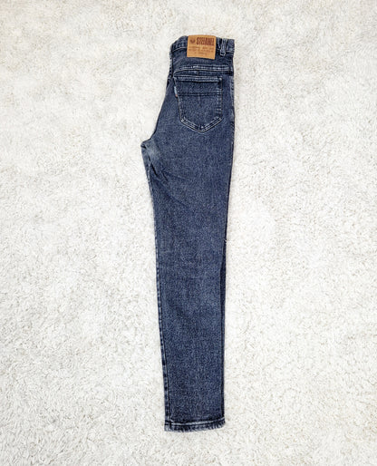Einzigartige und nachhaltige Vintage Jeans in schwarz von Stefanfel. Unique and sustainable vintage jean in black from Stefanel. Side.