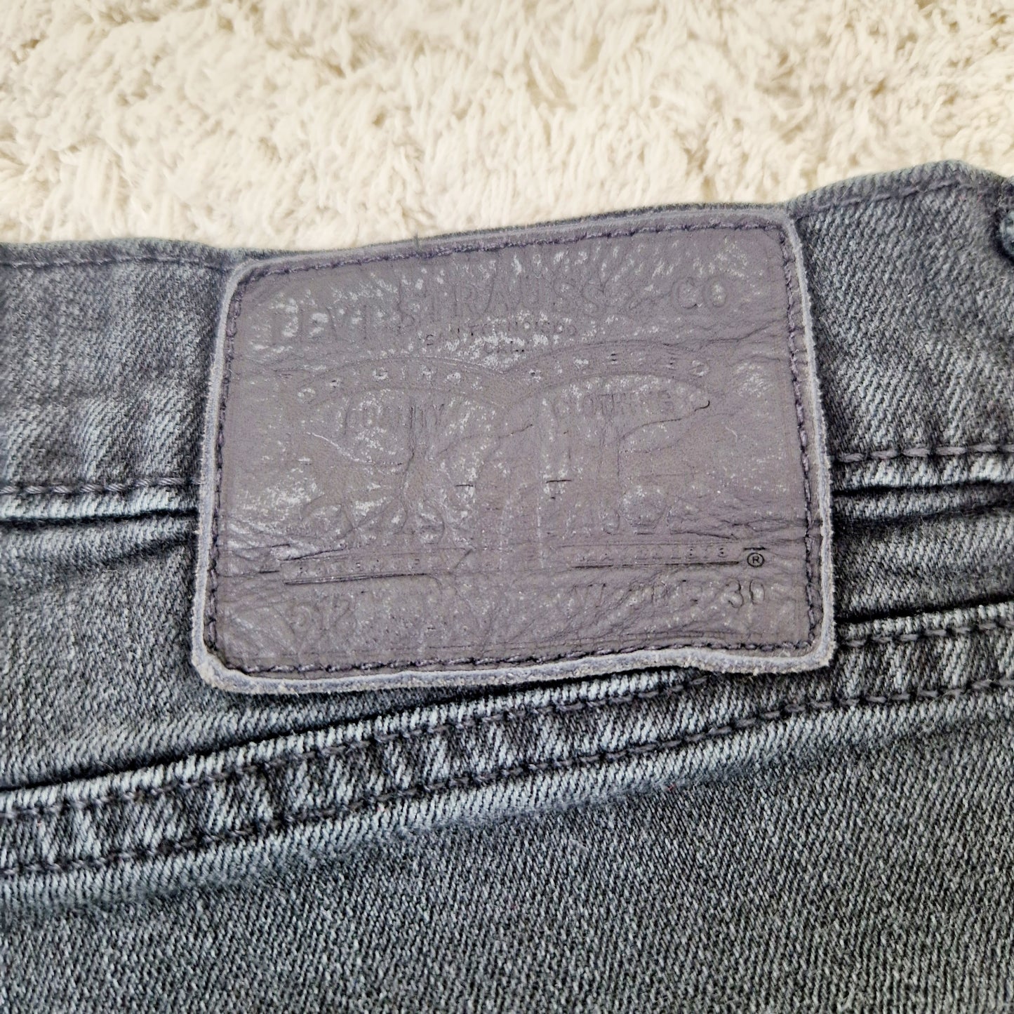 Einzigartige und nachhaltige Vintage Jeans von Levi's, 512. Unique and sustainable vintage jeans from Levi's, 512. Tag.