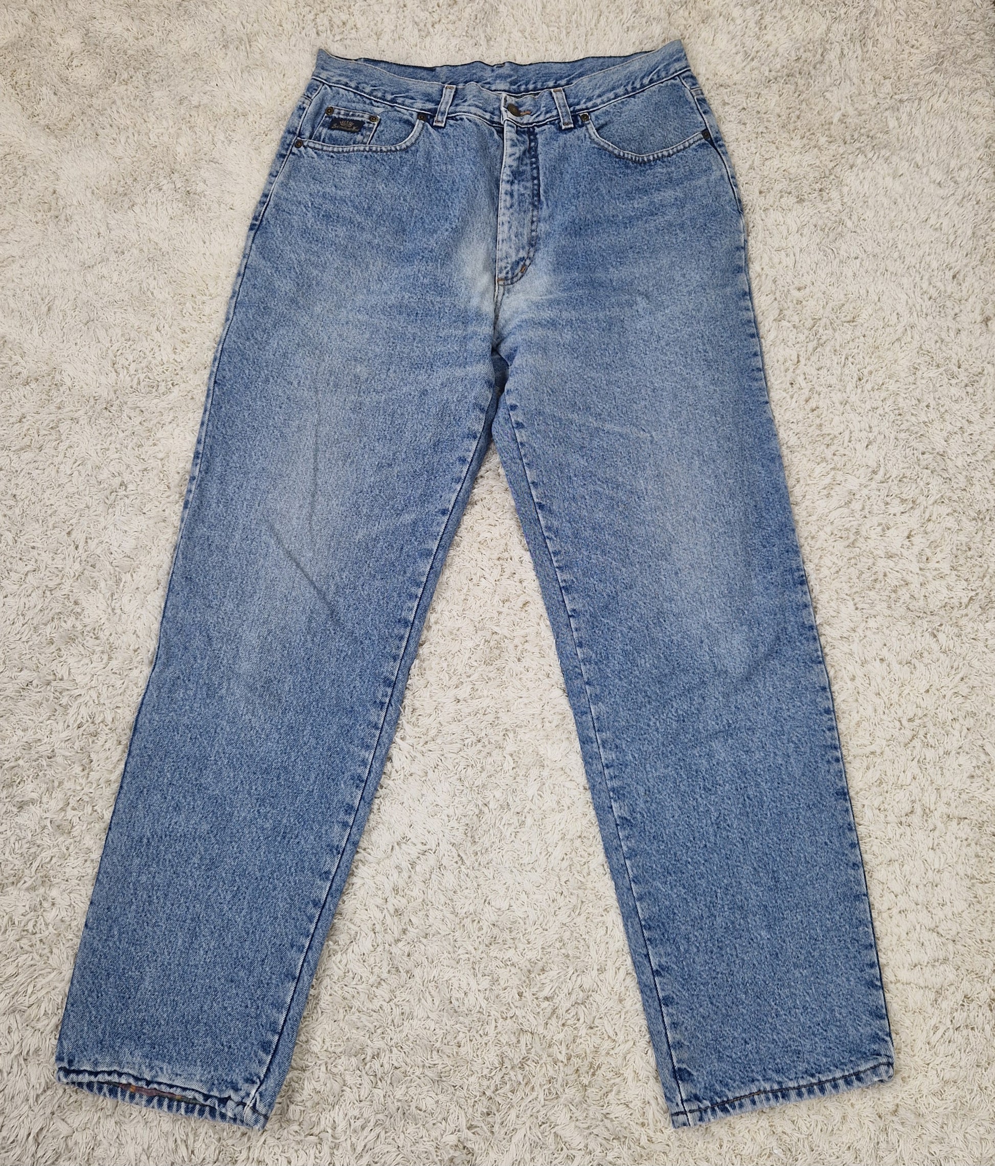 Einzigartige und nachhaltige Vintage Jeans in blau von Wampum. Unique and sustainable vintage jeans in blue from Wampum. Front.