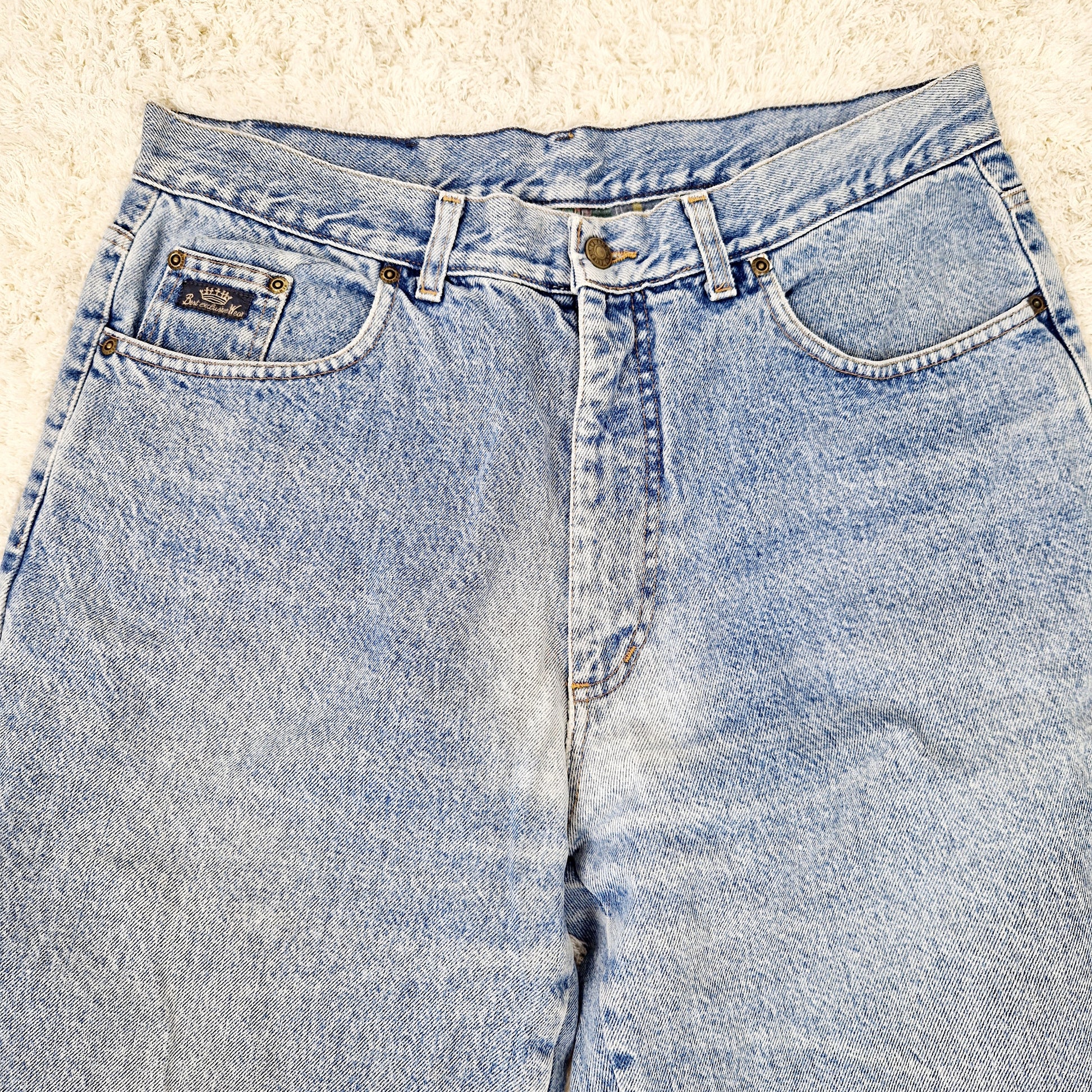 Einzigartige und nachhaltige Vintage Jeans in blau von Wampum. Unique and sustainable vintage jeans in blue from Wampum. Close-up.