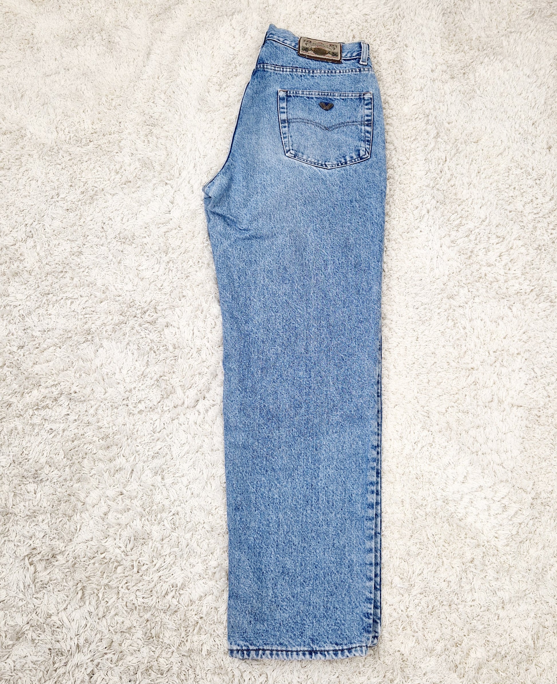 Einzigartige und nachhaltige Vintage Jeans in blau von Wampum. Unique and sustainable vintage jeans in blue from Wampum. Side.