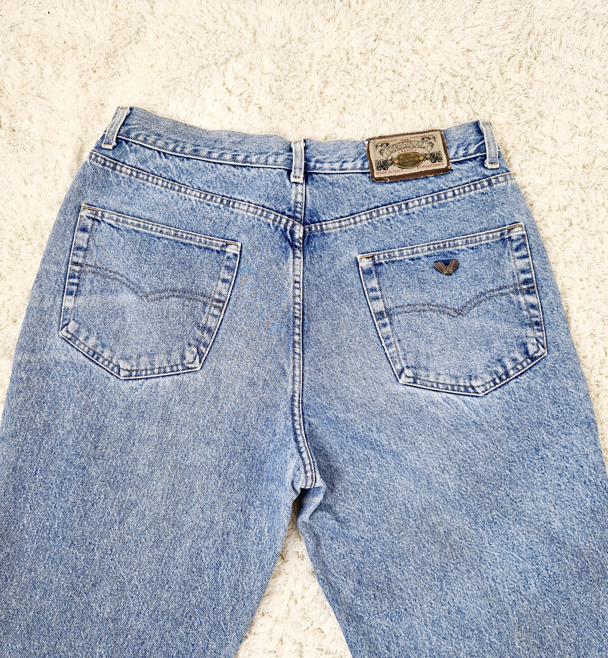 Einzigartige und nachhaltige Vintage Jeans in blau von Wampum. Unique and sustainable vintage jeans in blue from Wampum. Close-up 2.