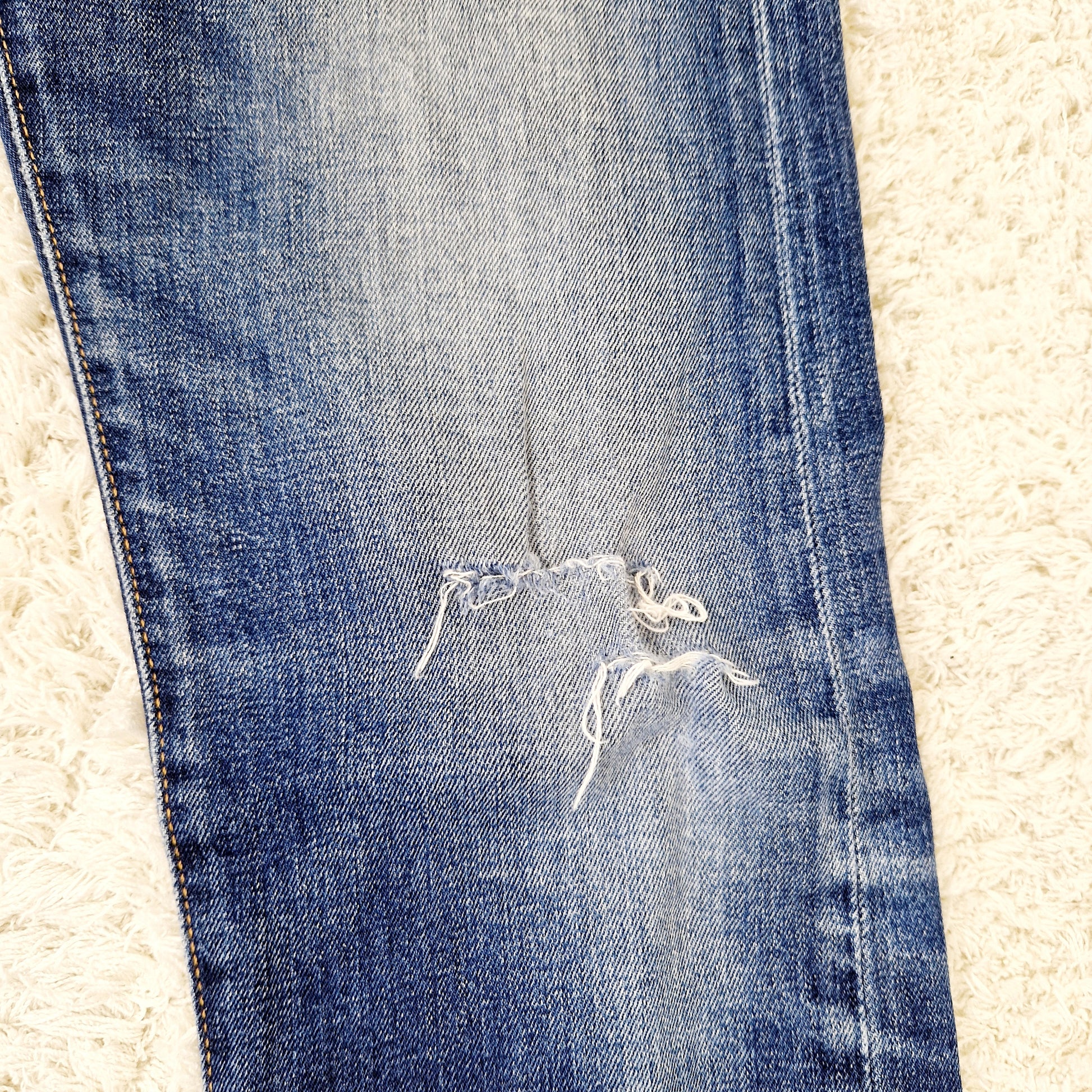 Einzigartige und nachhaltige Vintage Jeans in blau von Levi's, 502. Unique and sustainable vintage jeans in blue from Levi's, 502. Rips.