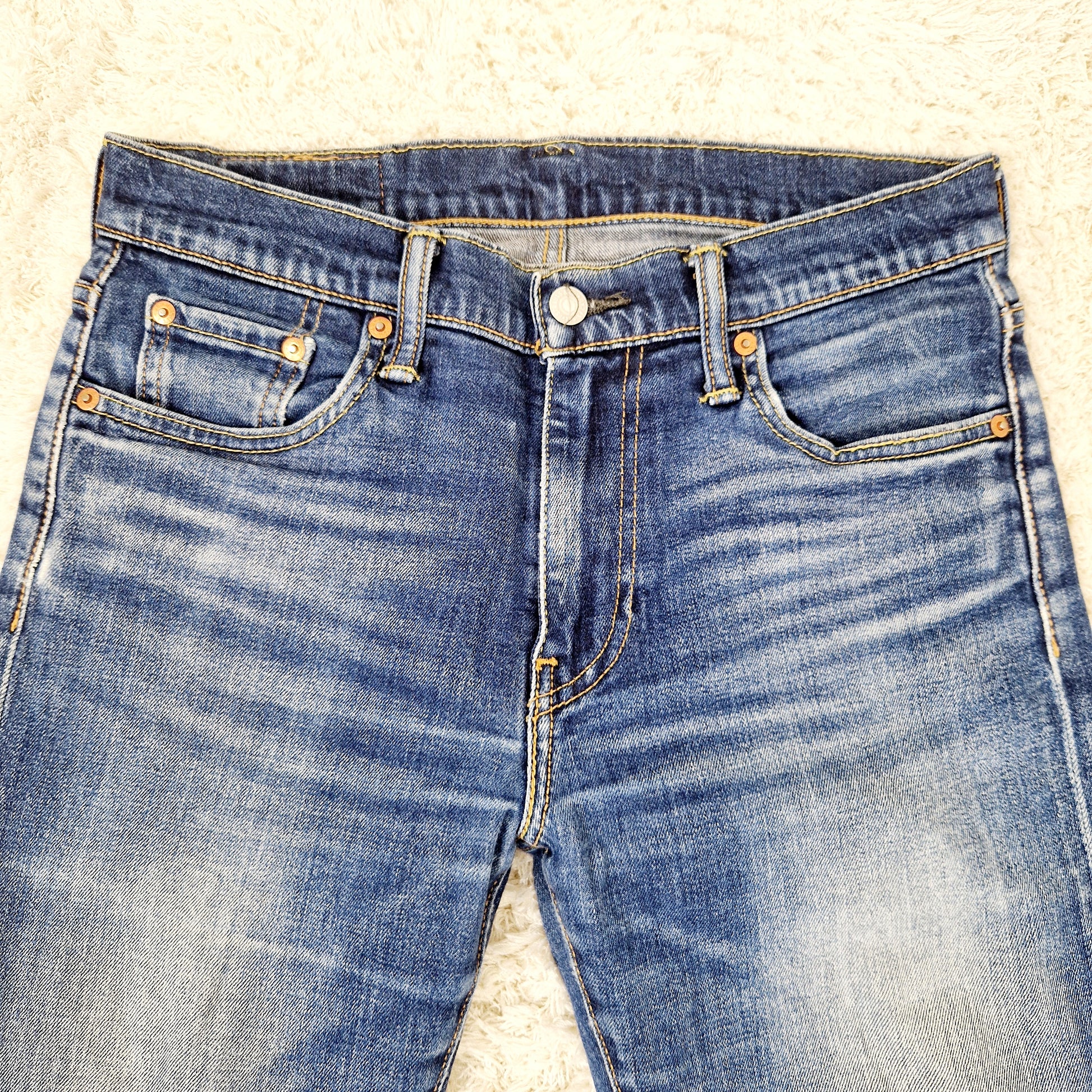 Einzigartige und nachhaltige Vintage Jeans in blau von Levi's, 502. Unique and sustainable vintage jeans in blue from Levi's, 502. Close-up.