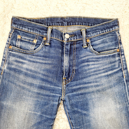 Einzigartige und nachhaltige Vintage Jeans in blau von Levi's, 502. Unique and sustainable vintage jeans in blue from Levi's, 502. Close-up.