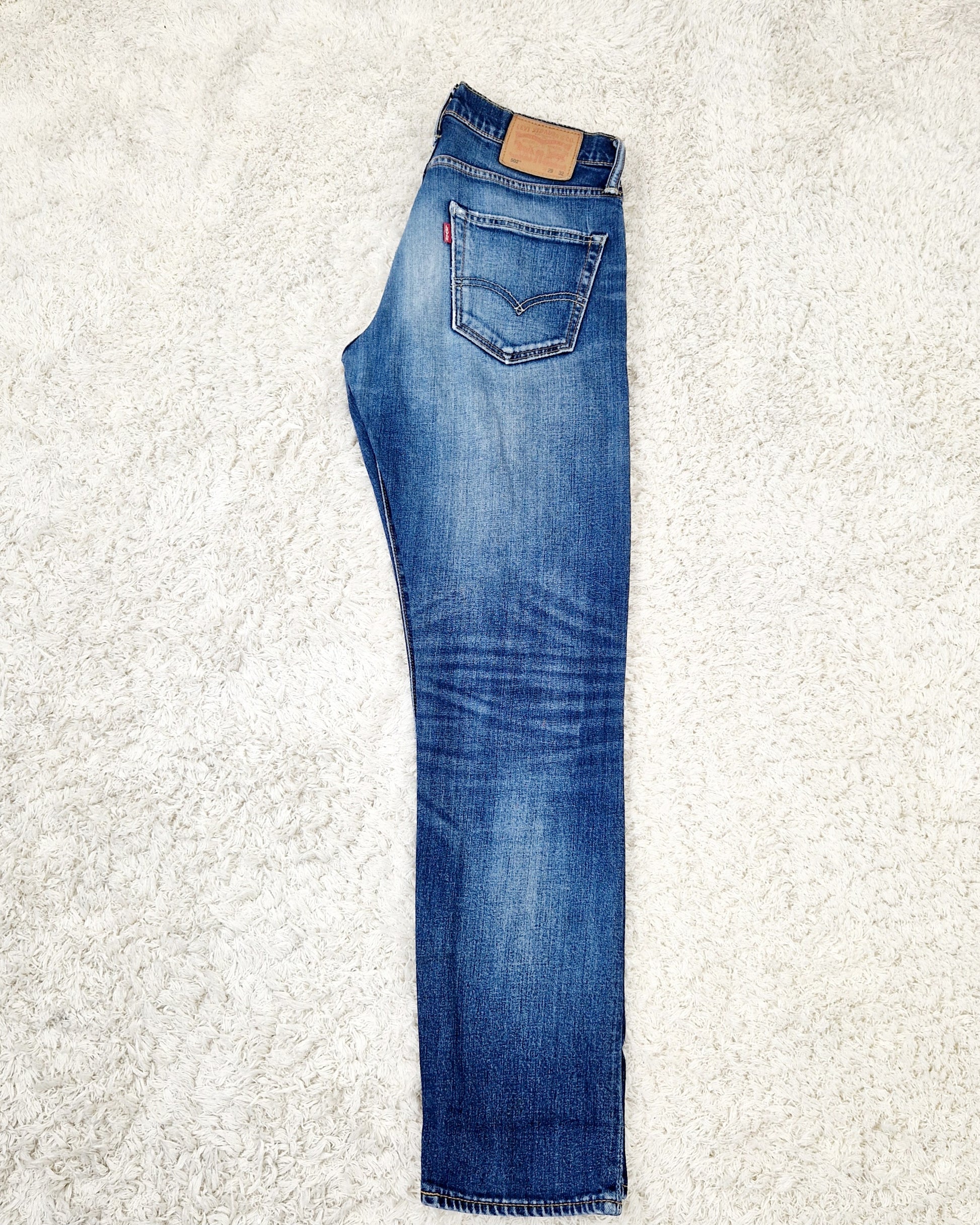 Einzigartige und nachhaltige Vintage Jeans in blau von Levi's, 502. Unique and sustainable vintage jeans in blue from Levi's, 502. Side.