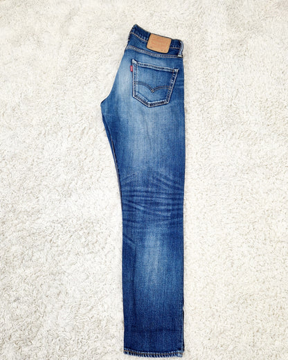 Einzigartige und nachhaltige Vintage Jeans in blau von Levi's, 502. Unique and sustainable vintage jeans in blue from Levi's, 502. Side.