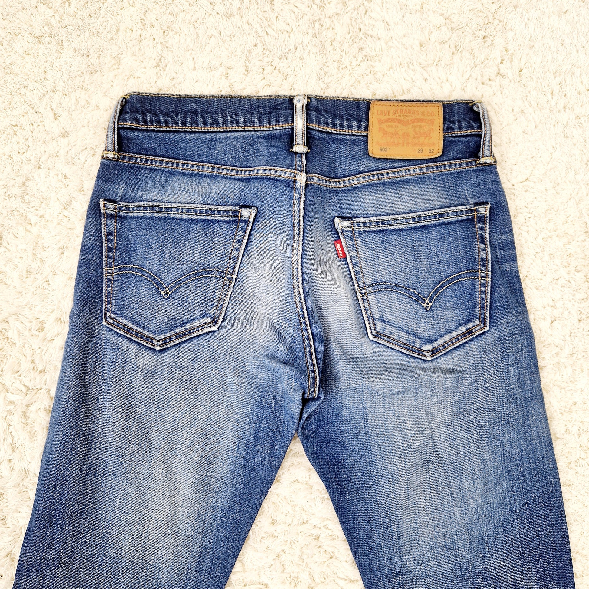 Einzigartige und nachhaltige Vintage Jeans in blau von Levi's, 502. Unique and sustainable vintage jeans in blue from Levi's, 502. Close-up 2.