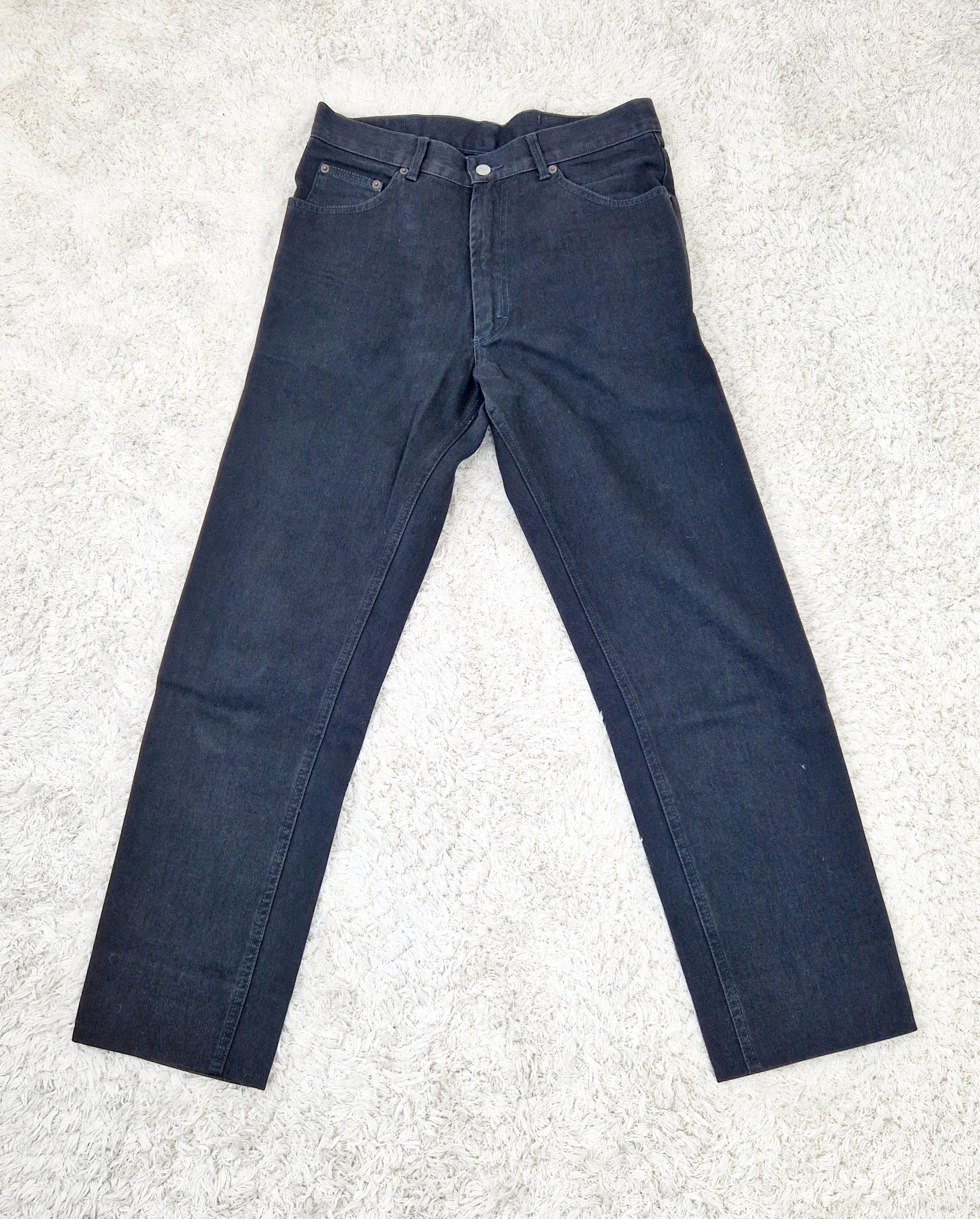 Einzigartige und nachhaltige Vintage Jeans in schwarz von MASH. Unique and sustainable vintage jeans in black from MASH. Front.