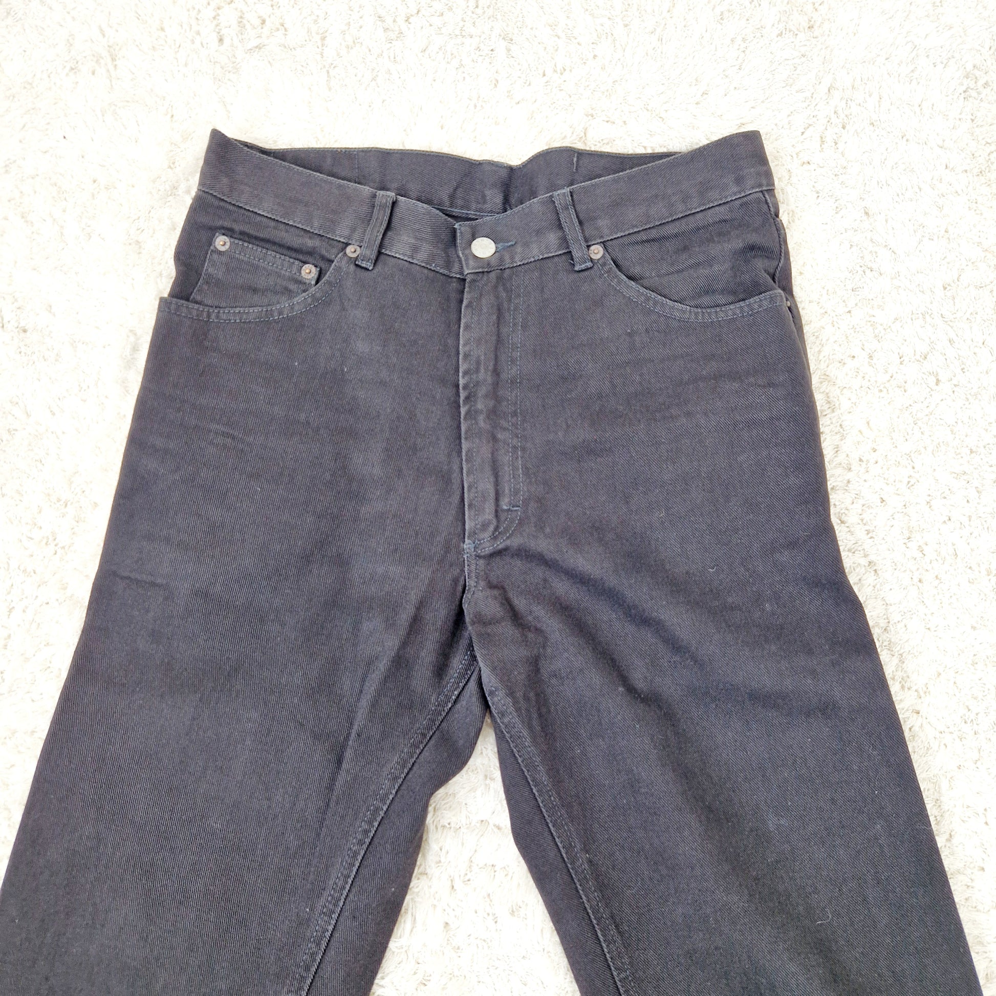 Einzigartige und nachhaltige Vintage Jeans in schwarz von MASH. Unique and sustainable vintage jeans in black from MASH. Close-up.