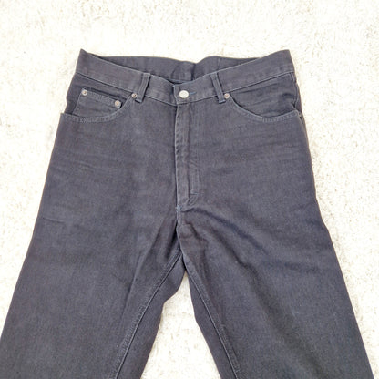 Einzigartige und nachhaltige Vintage Jeans in schwarz von MASH. Unique and sustainable vintage jeans in black from MASH. Close-up.