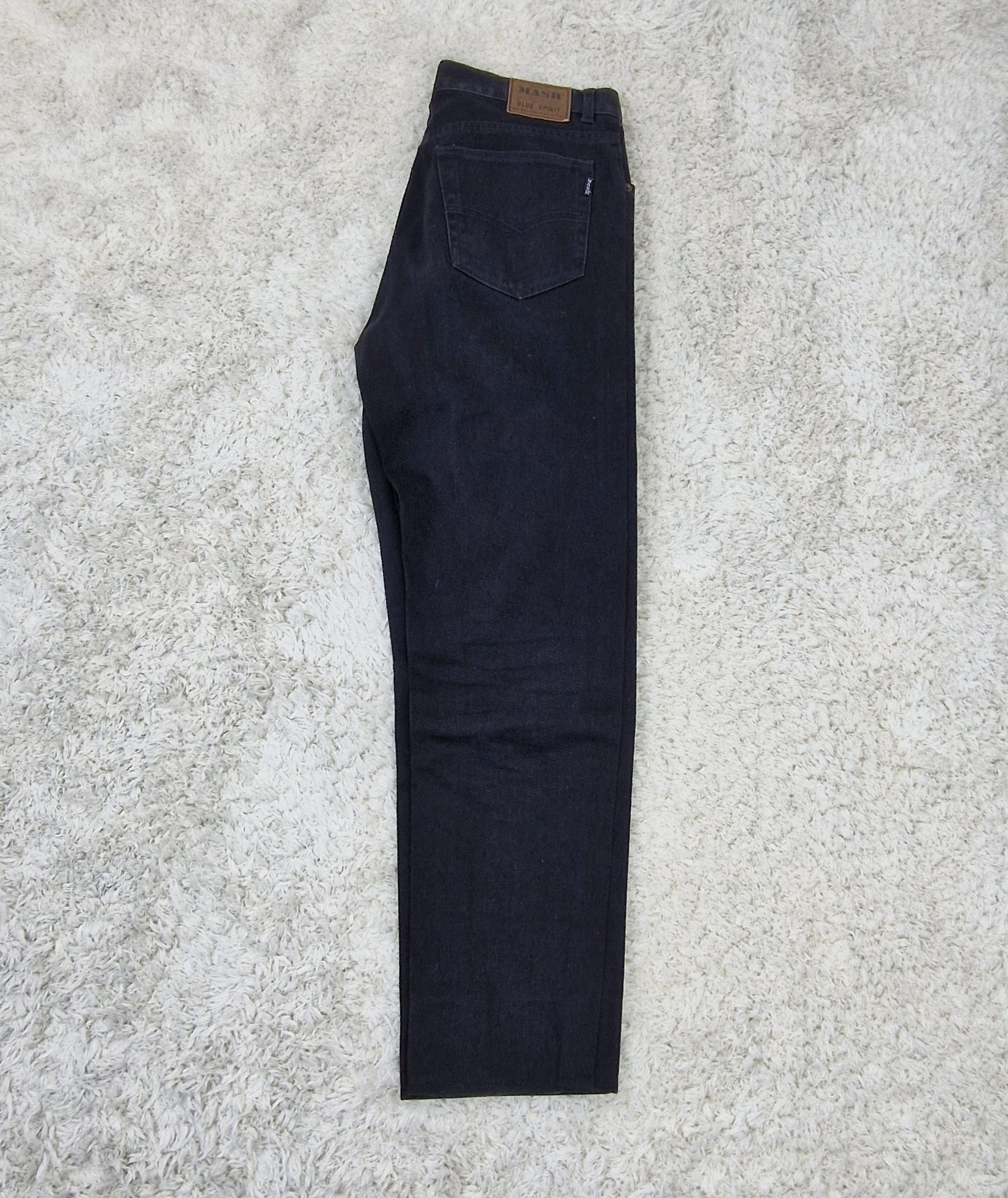 Einzigartige und nachhaltige Vintage Jeans in schwarz von MASH. Unique and sustainable vintage jeans in black from MASH. Side.