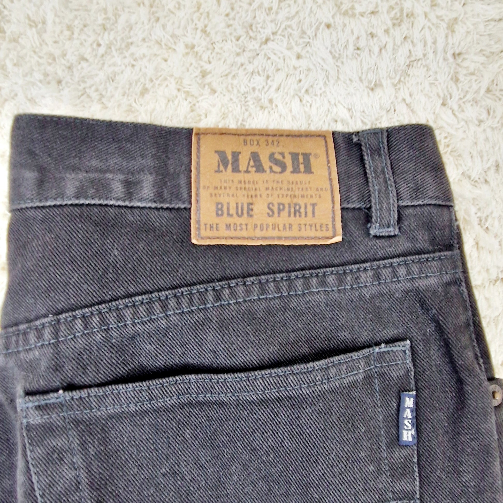 Einzigartige und nachhaltige Vintage Jeans in schwarz von MASH. Unique and sustainable vintage jeans in black from MASH. Tag