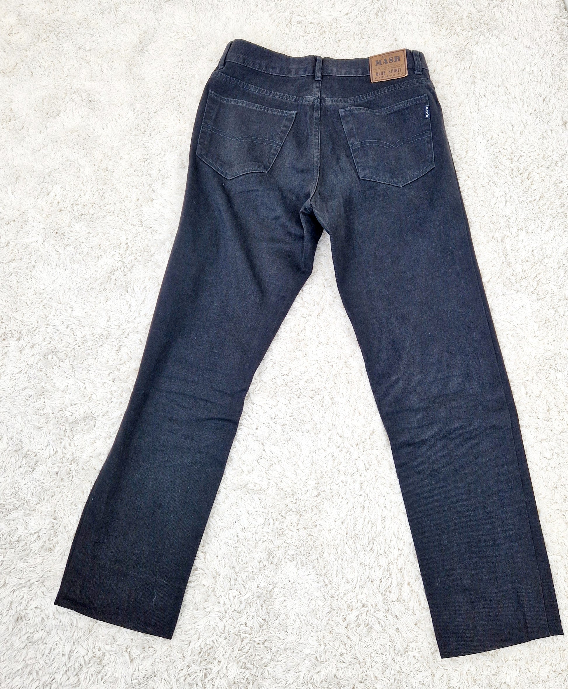 Einzigartige und nachhaltige Vintage Jeans in schwarz von MASH. Unique and sustainable vintage jeans in black from MASH. Back.