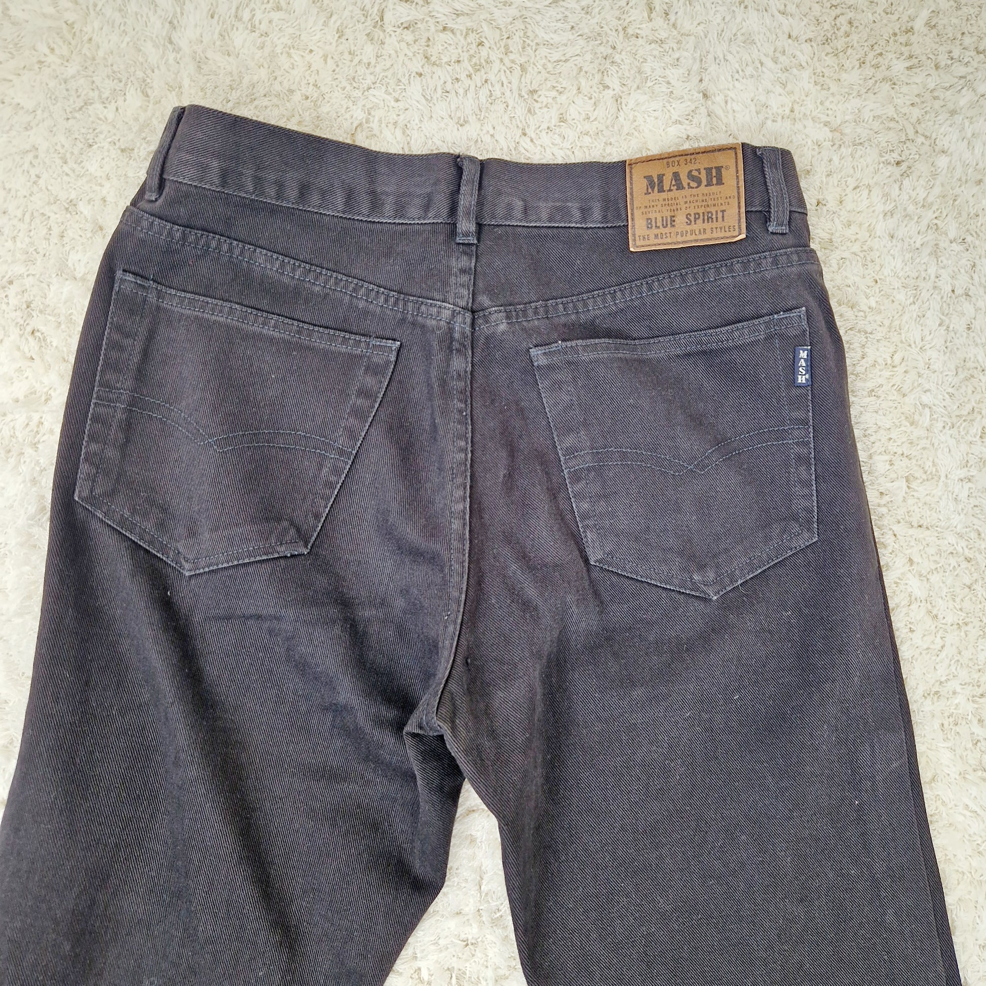 Einzigartige und nachhaltige Vintage Jeans in schwarz von MASH. Unique and sustainable vintage jeans in black from MASH. Close-up 2.