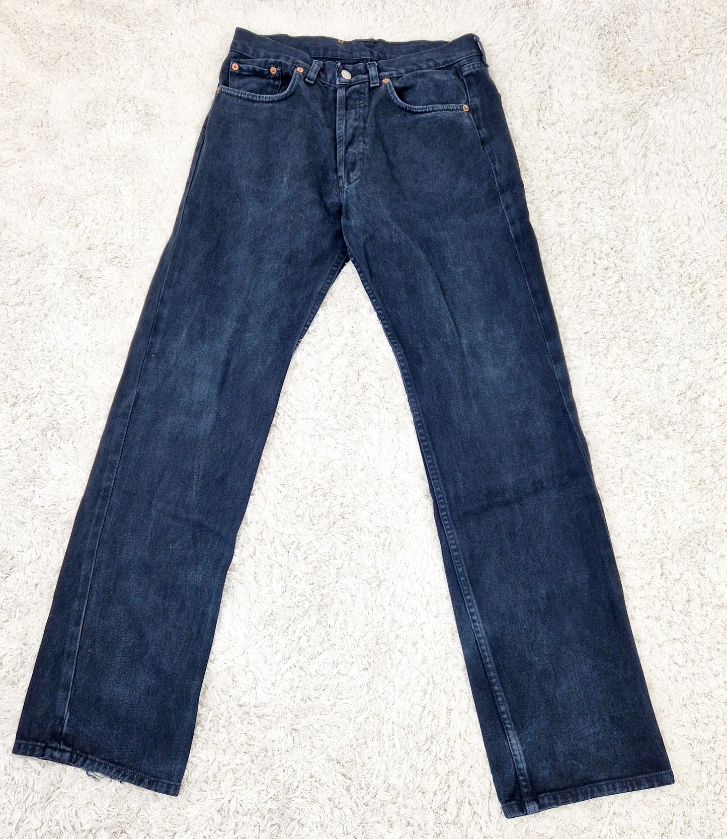 Einzigartige und nachhaltige Vintage Jeans von Levi's in schwarz, 501. Unique and sustainable vintage jeans from Levi's in black, 501. Front.