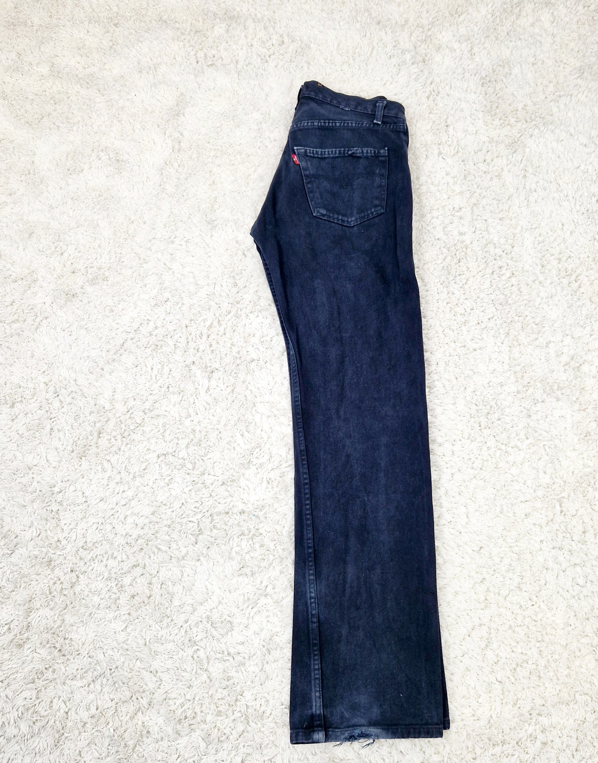 Einzigartige und nachhaltige Vintage Jeans von Levi's in schwarz, 501. Unique and sustainable vintage jeans from Levi's in black, 501. Side.