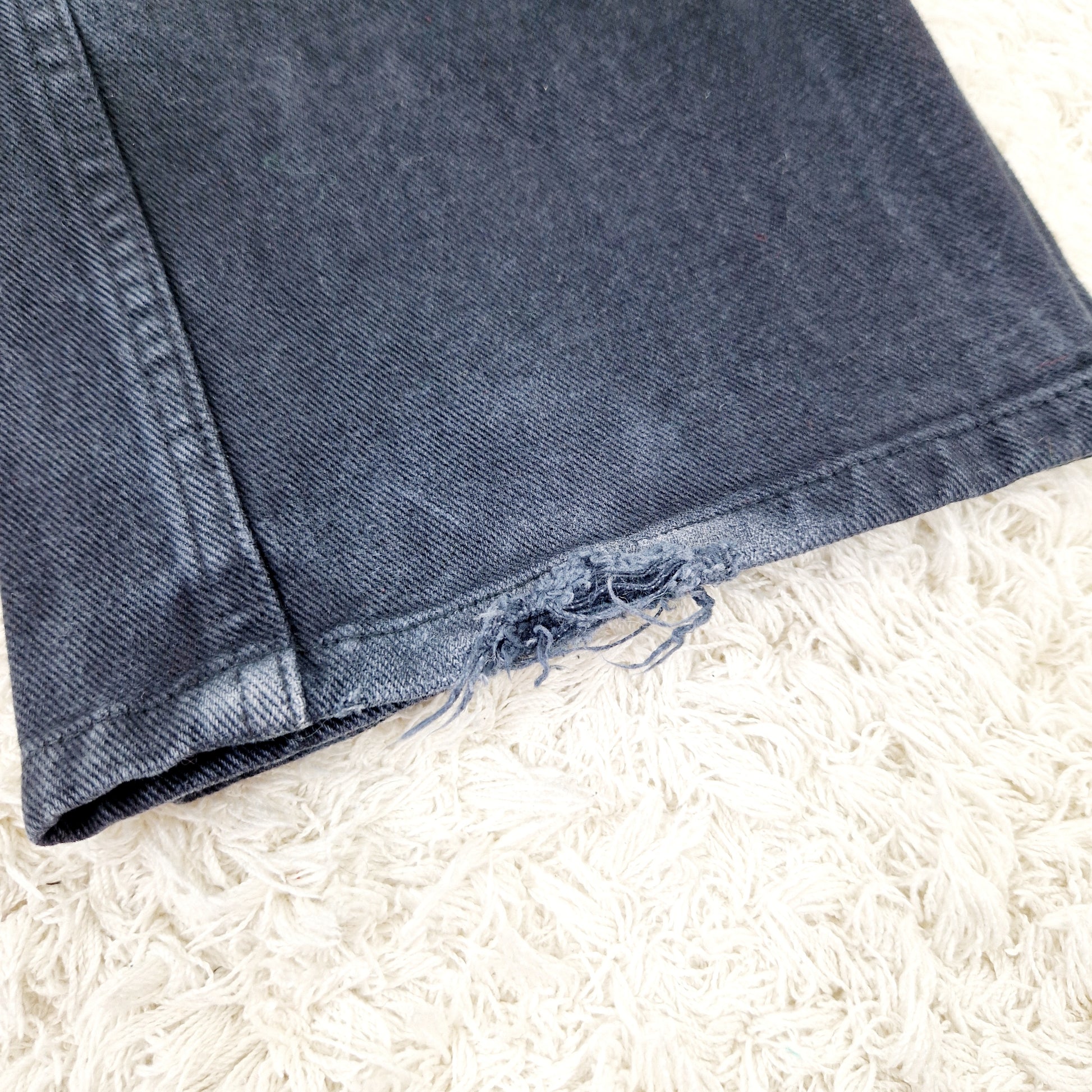 Einzigartige und nachhaltige Vintage Jeans von Levi's in schwarz, 501. Unique and sustainable vintage jeans from Levi's in black, 501. Rip.