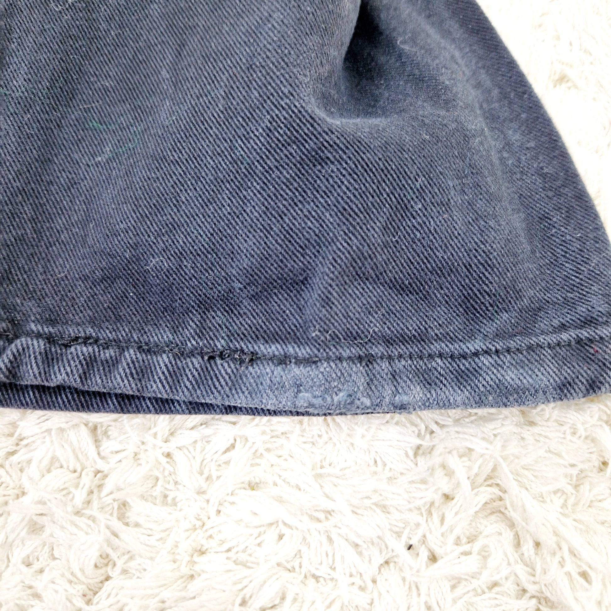 Einzigartige und nachhaltige Vintage Jeans von Levi's in schwarz, 501. Unique and sustainable vintage jeans from Levi's in black, 501. Rip 2.
