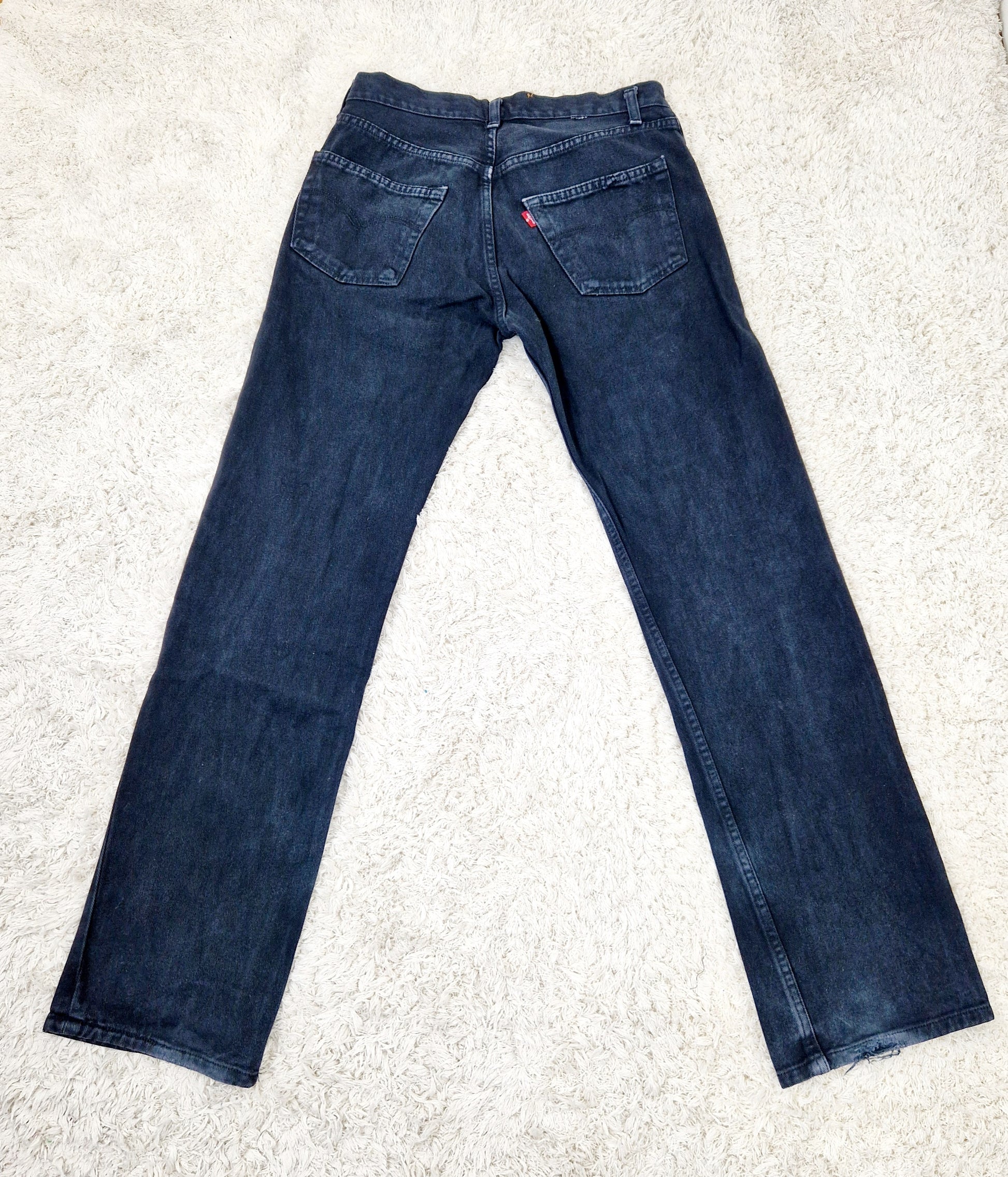 Einzigartige und nachhaltige Vintage Jeans von Levi's in schwarz, 501. Unique and sustainable vintage jeans from Levi's in black, 501. Back.