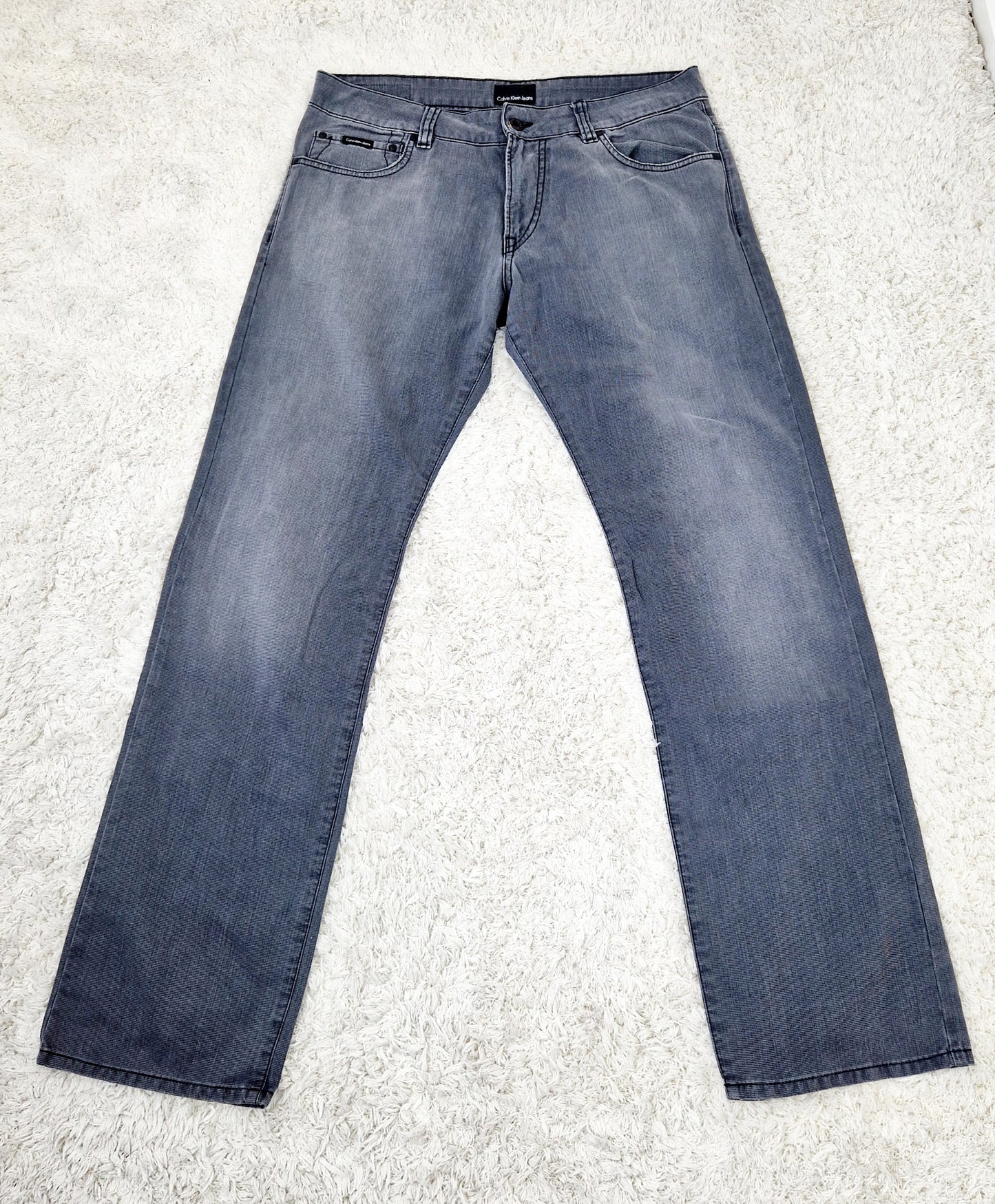 Einzigartige und nachhaltige Vintage Jeans in grau von Calvin Klein. Unique and sustainable vintage jeans in grey from Calvin Klein. Front.