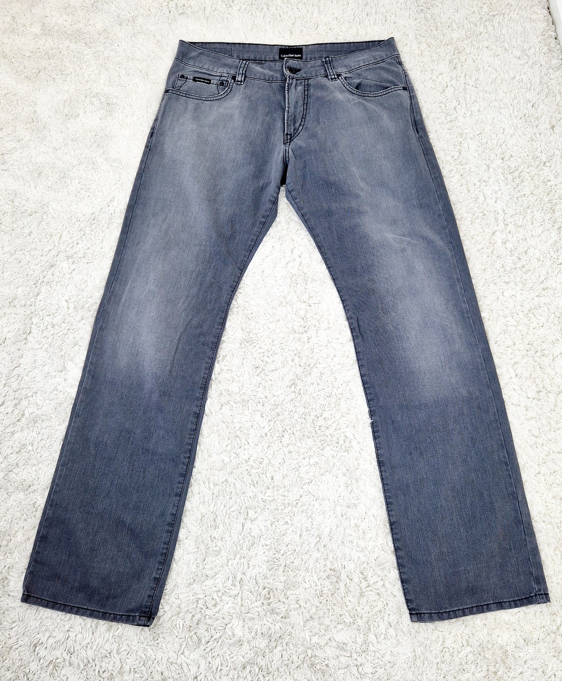 Einzigartige und nachhaltige Vintage Jeans in grau von Calvin Klein. Unique and sustainable vintage jeans in grey from Calvin Klein. Front.