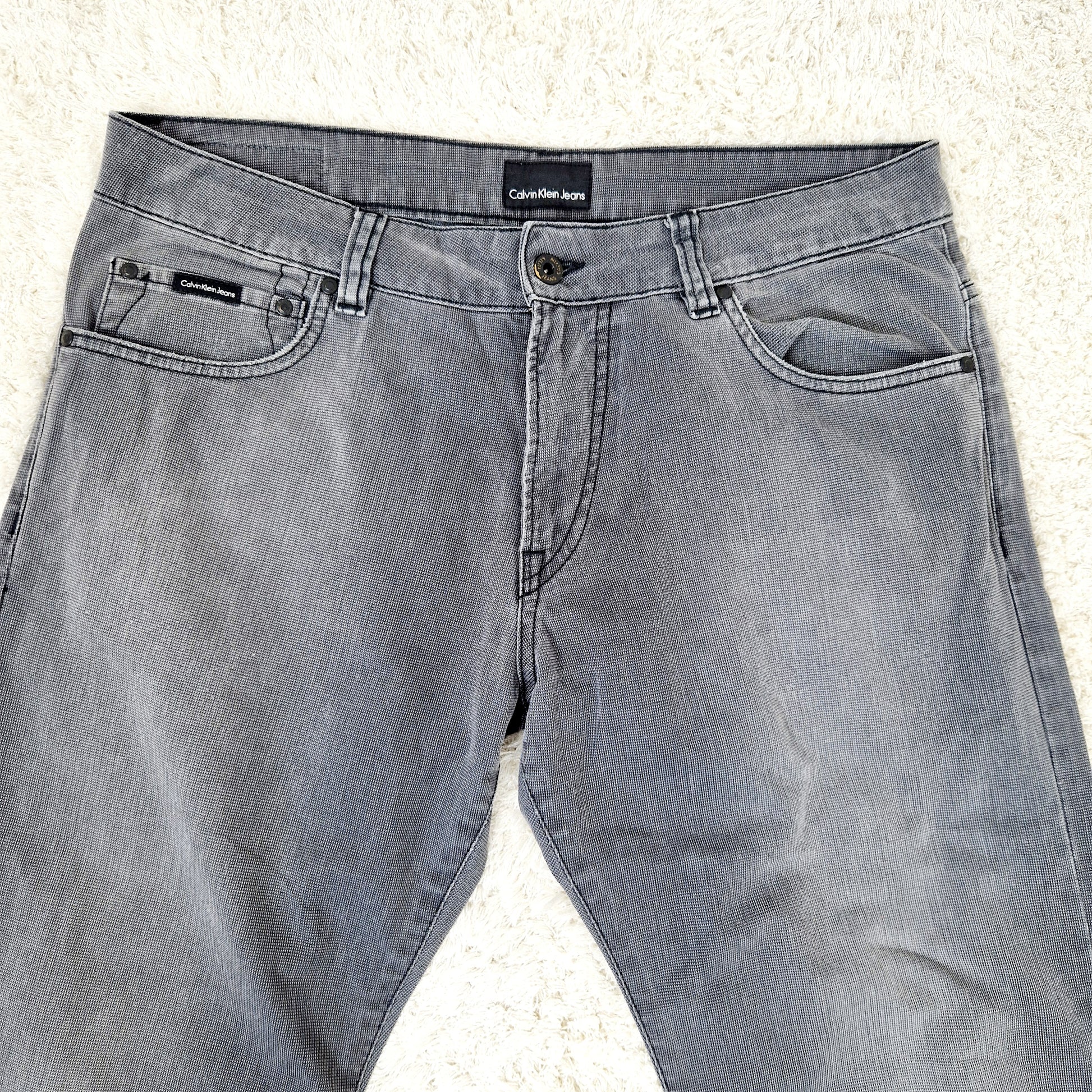 Einzigartige und nachhaltige Vintage Jeans in grau von Calvin Klein. Unique and sustainable vintage jeans in grey from Calvin Klein. Close-up.