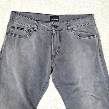Einzigartige und nachhaltige Vintage Jeans in grau von Calvin Klein. Unique and sustainable vintage jeans in grey from Calvin Klein. Close-up.