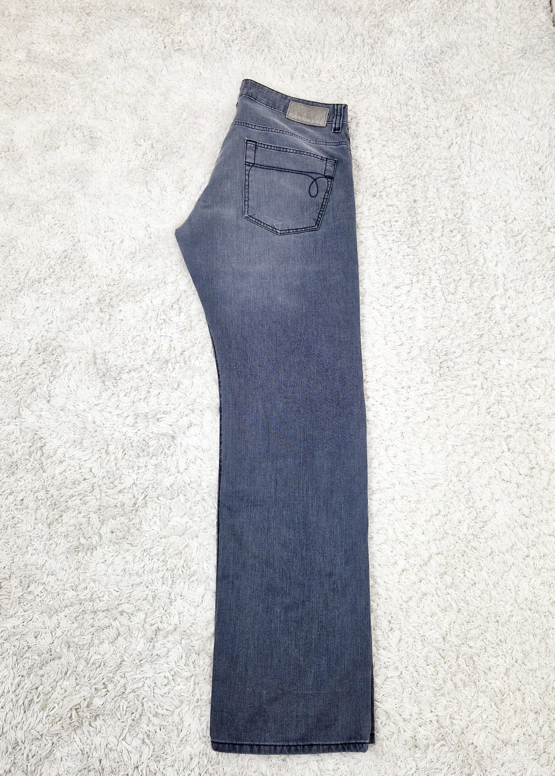 Einzigartige und nachhaltige Vintage Jeans in grau von Calvin Klein. Unique and sustainable vintage jeans in grey from Calvin Klein. Side.