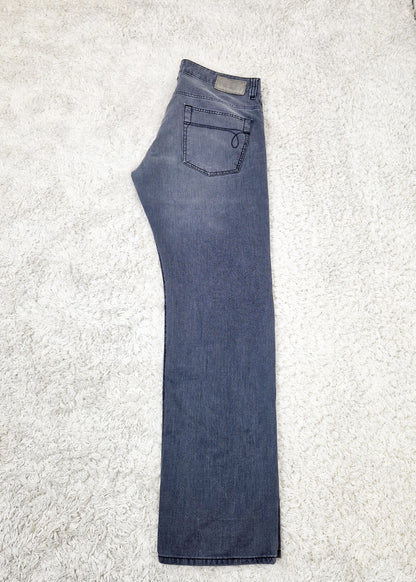 Einzigartige und nachhaltige Vintage Jeans in grau von Calvin Klein. Unique and sustainable vintage jeans in grey from Calvin Klein. Side.