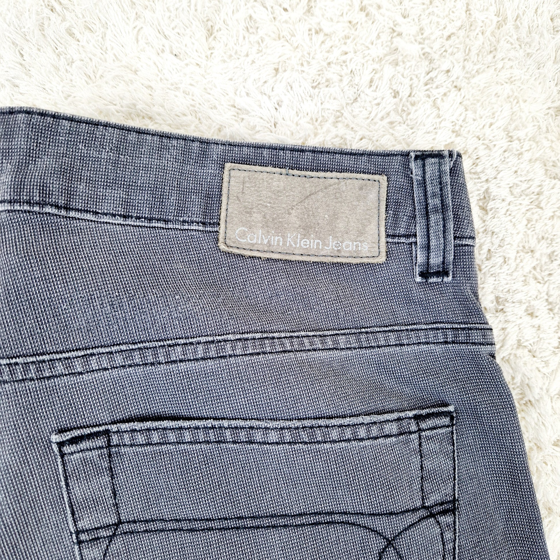 Einzigartige und nachhaltige Vintage Jeans in grau von Calvin Klein. Unique and sustainable vintage jeans in grey from Calvin Klein. Tag.