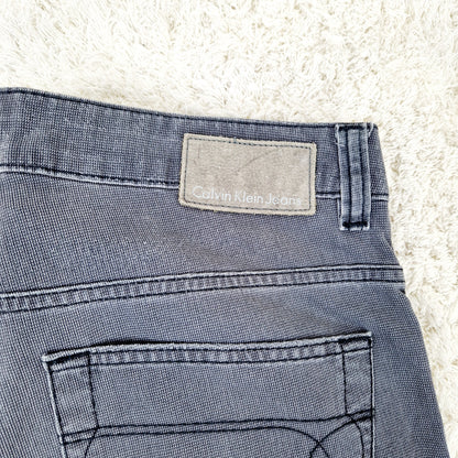 Einzigartige und nachhaltige Vintage Jeans in grau von Calvin Klein. Unique and sustainable vintage jeans in grey from Calvin Klein. Tag.