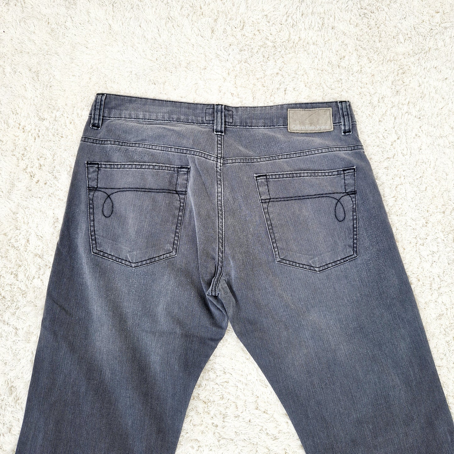 Einzigartige und nachhaltige Vintage Jeans in grau von Calvin Klein. Unique and sustainable vintage jeans in grey from Calvin Klein. Close-up 2.