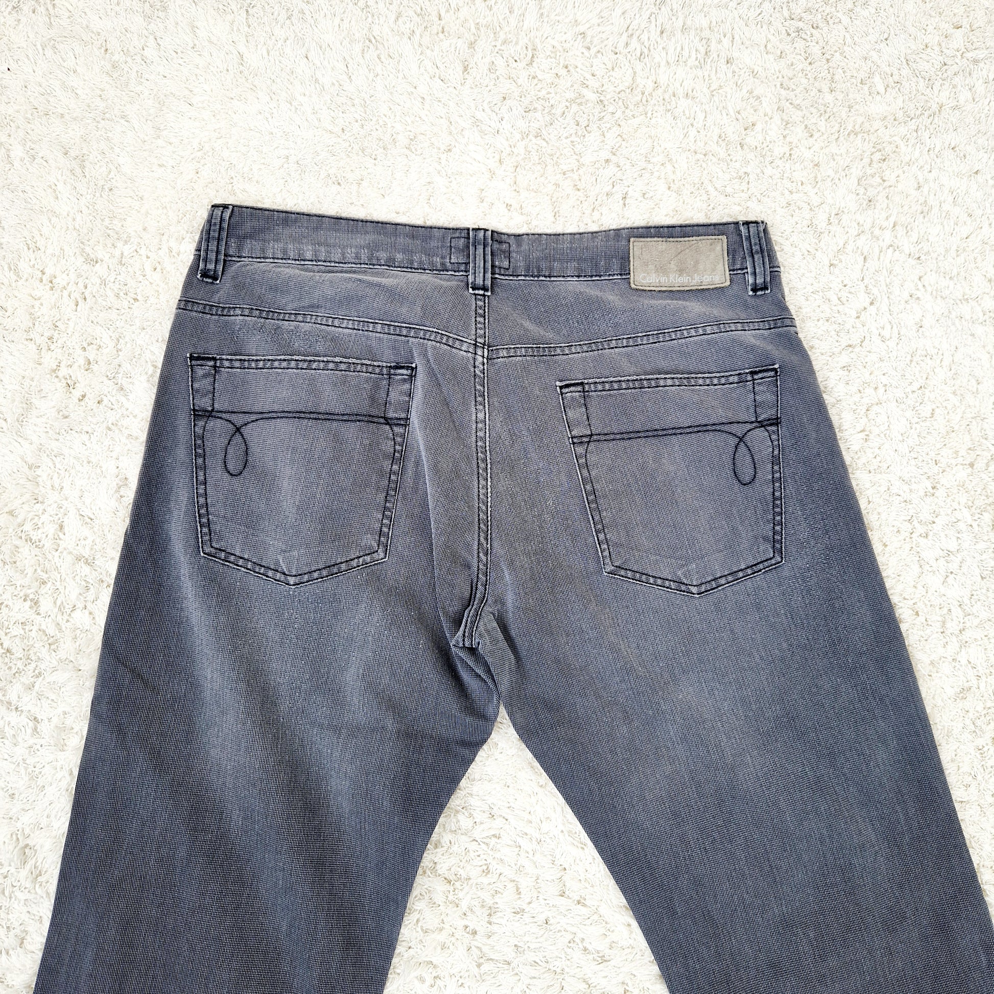 Einzigartige und nachhaltige Vintage Jeans in grau von Calvin Klein. Unique and sustainable vintage jeans in grey from Calvin Klein. Close-up 2.