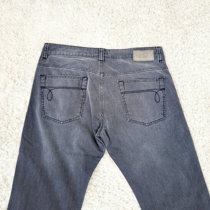 Einzigartige und nachhaltige Vintage Jeans in grau von Calvin Klein. Unique and sustainable vintage jeans in grey from Calvin Klein. Close-up 2.