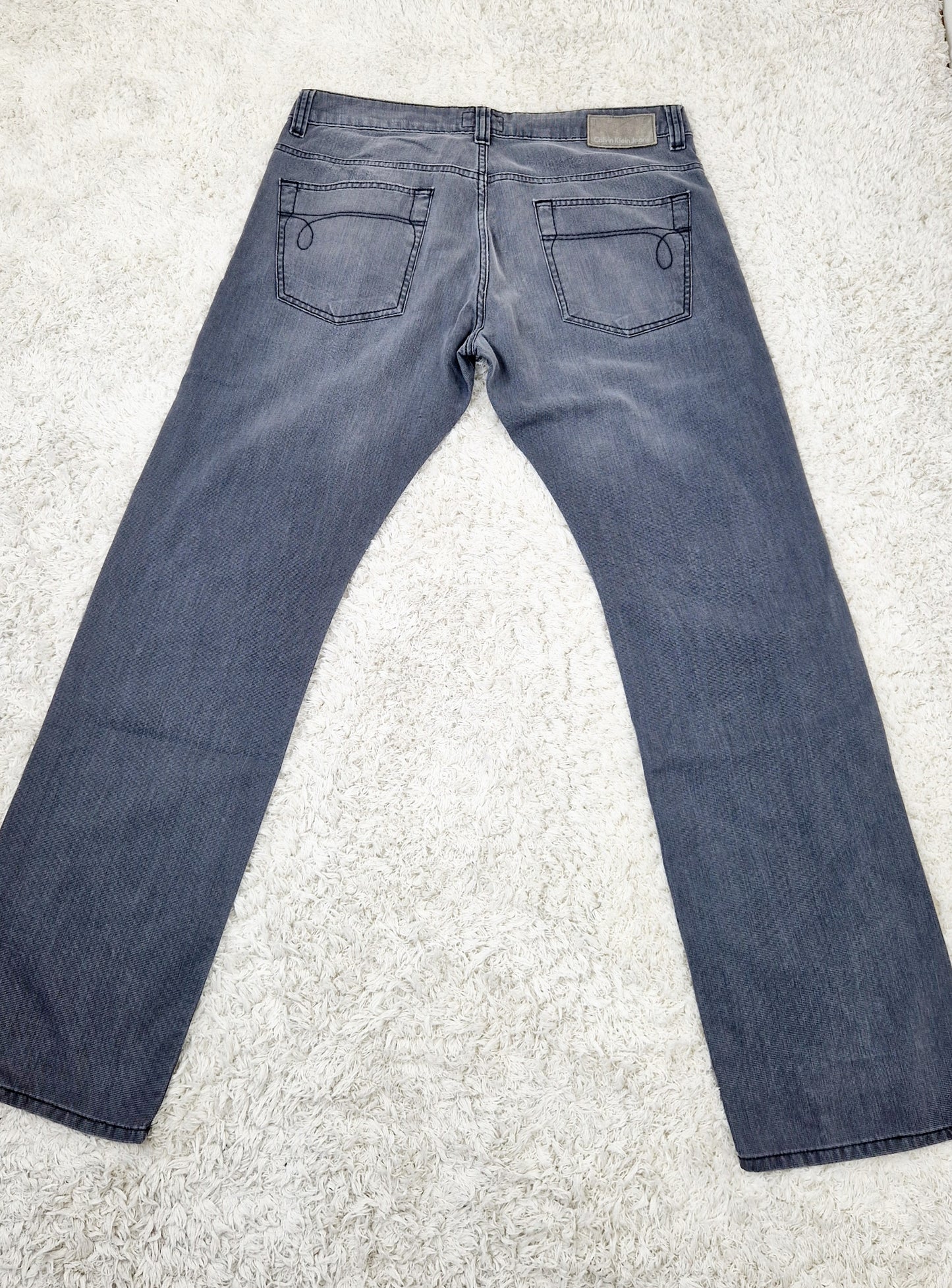 Einzigartige und nachhaltige Vintage Jeans in grau von Calvin Klein. Unique and sustainable vintage jeans in grey from Calvin Klein. Back.