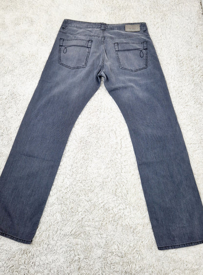 Einzigartige und nachhaltige Vintage Jeans in grau von Calvin Klein. Unique and sustainable vintage jeans in grey from Calvin Klein. Back.